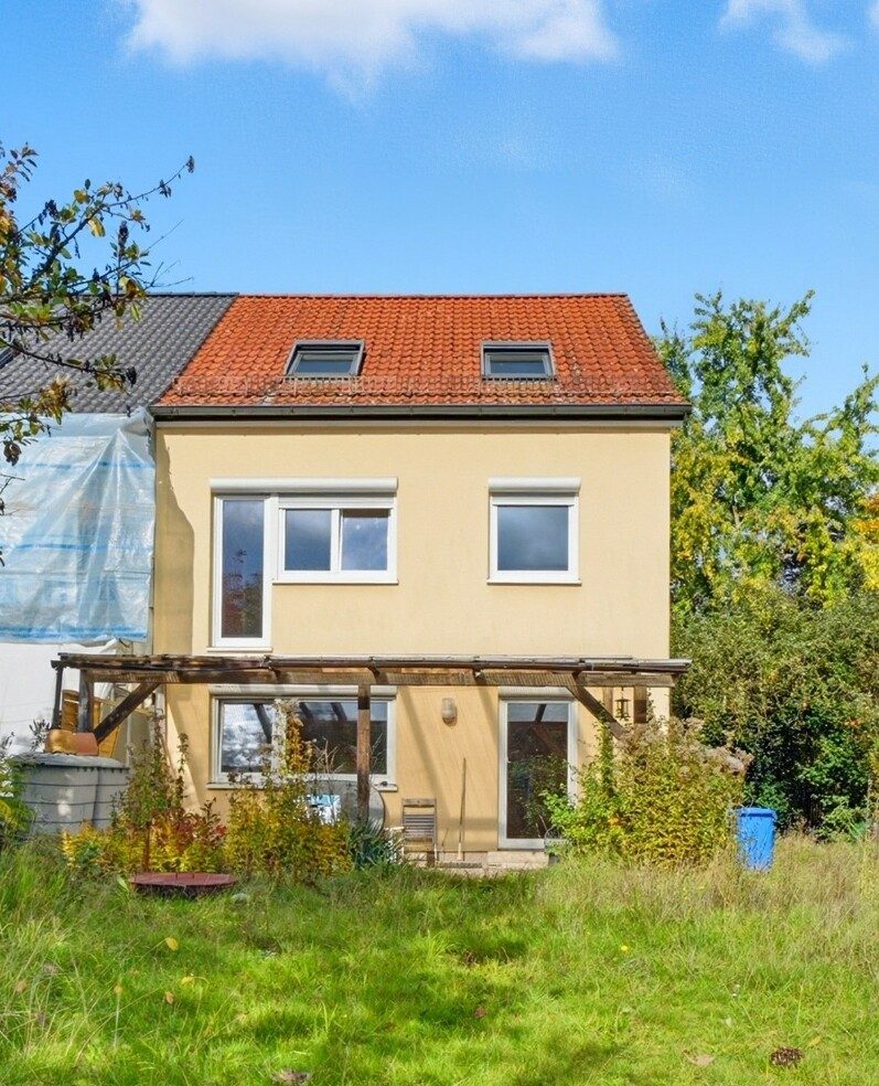 Immobilienangebot - Nürnberg - Alle - Doppelhaushälfte mit sechs Zimmern und großem Grundstück 
in ruhiger Wohnlage.

Nürnberg-Moorenbrunn