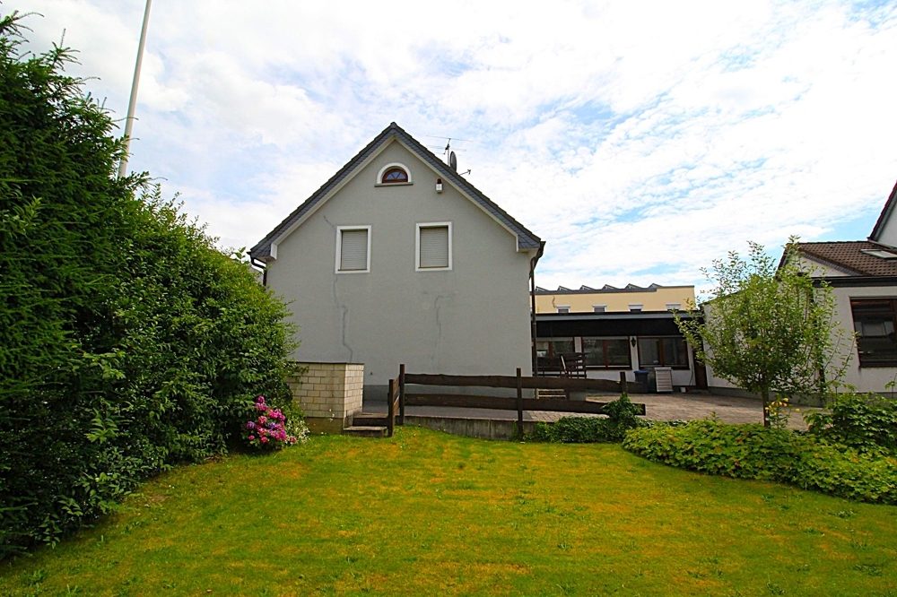 Immobilienangebot - Solingen - Alle - Kernsaniertes Einfamilienhaus mit (Bau)-Grundstück und großem Anbau mit vielen Nutzungsmöglichkeiten