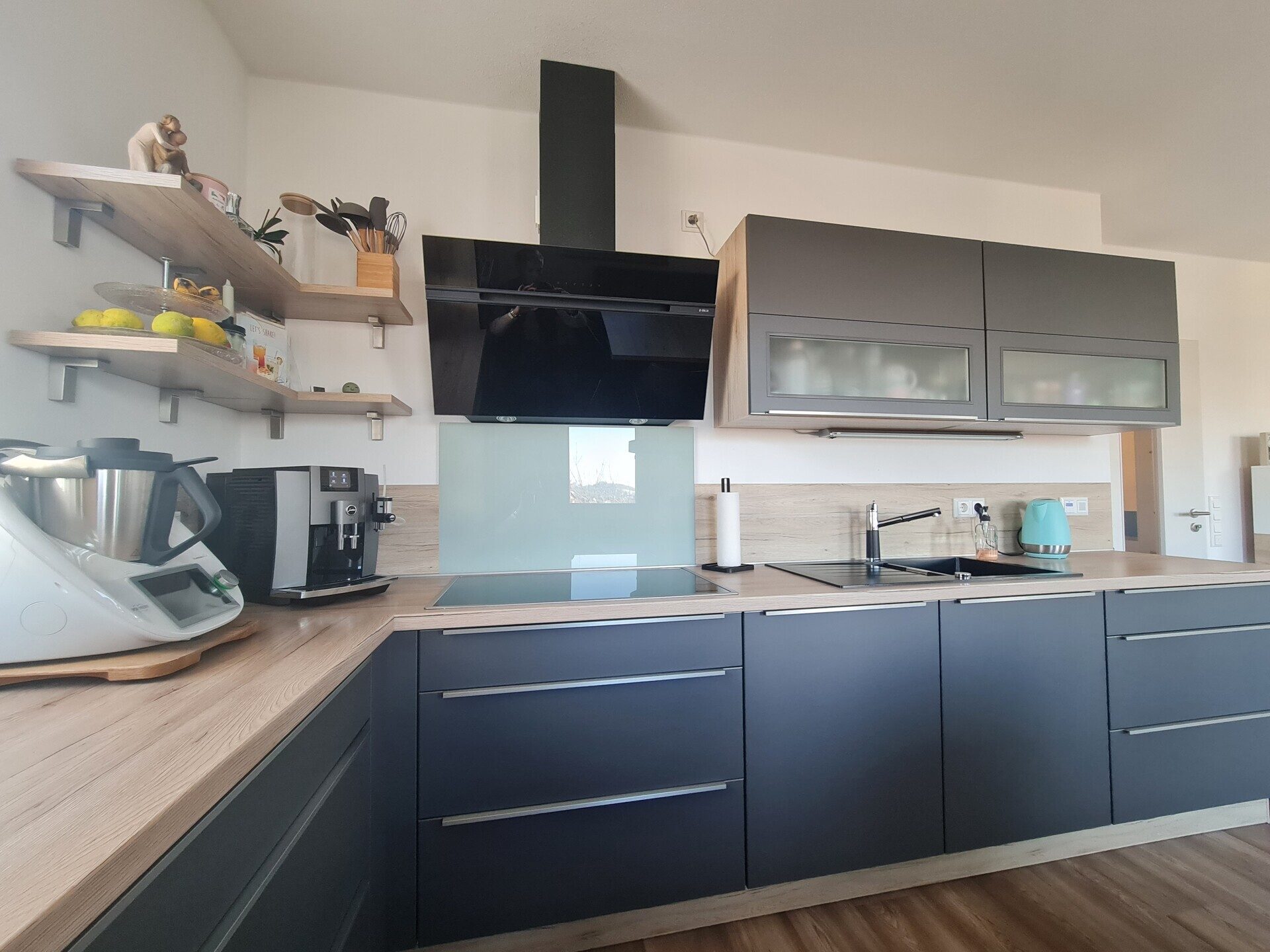 Immobilienangebot - Tittling - Alle - Tolle, enrgieeffizienete Wohnung die keine Wünsche offen lässt. Garage, Stellplatz, EBK, Balkon usw.