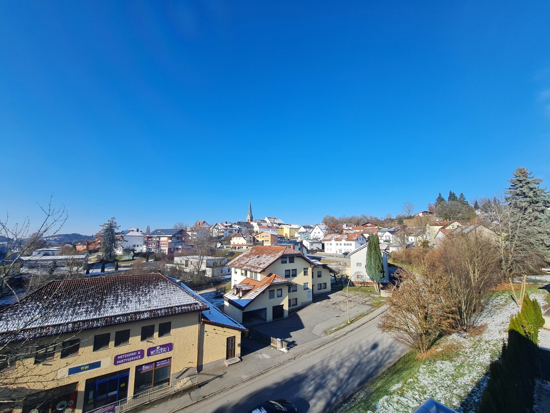 Immobilienangebot - Tittling - Alle - Tolle, enrgieeffizienete Wohnung die keine Wünsche offen lässt. Garage, Stellplatz, EBK, Balkon usw.
