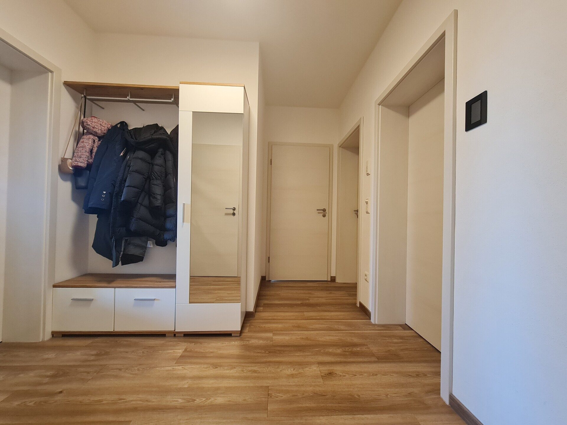 Immobilienangebot - Tittling - Alle - Tolle, enrgieeffizienete Wohnung die keine Wünsche offen lässt. Garage, Stellplatz, EBK, Balkon usw.
