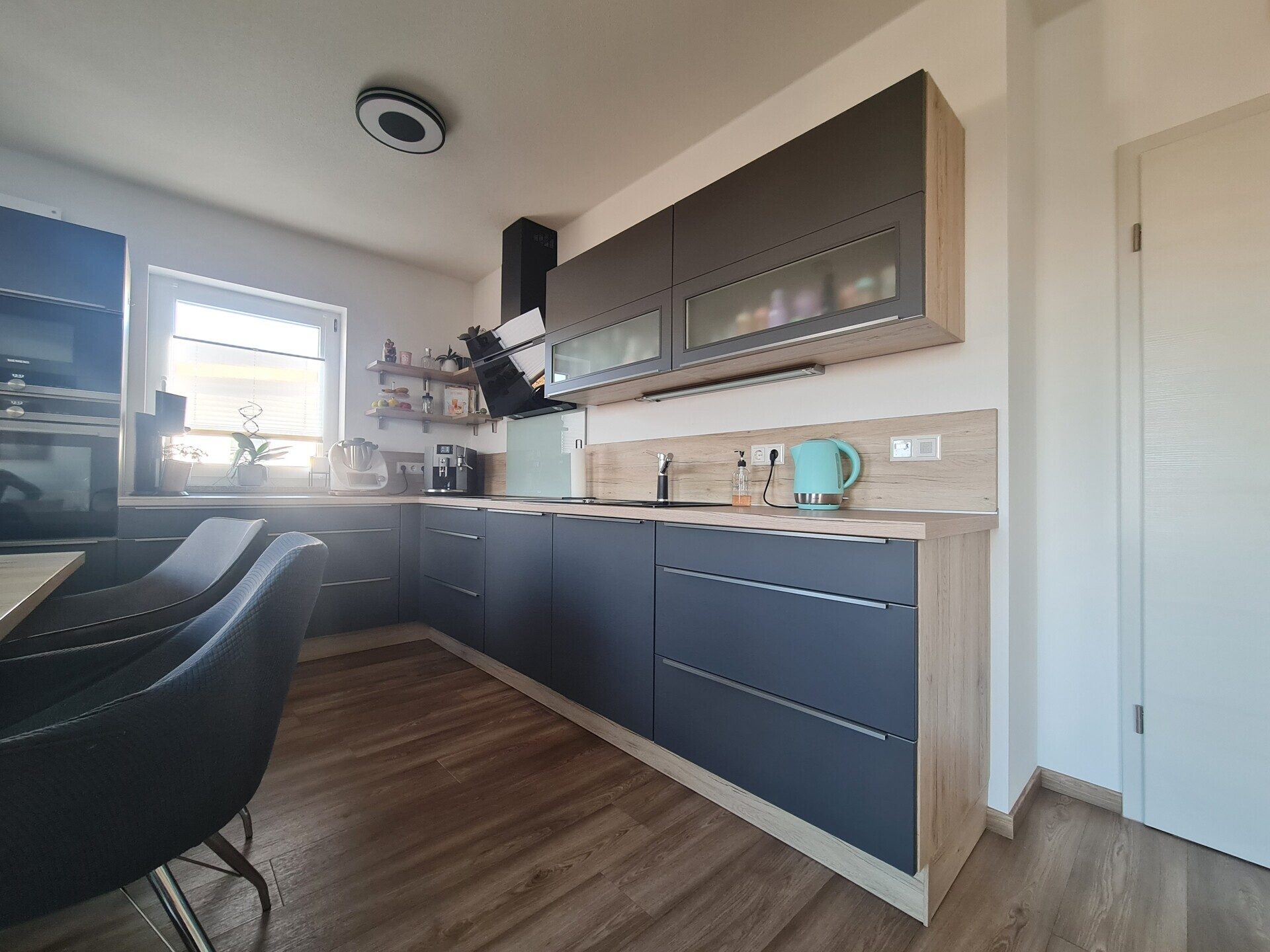 Immobilienangebot - Tittling - Alle - Tolle, enrgieeffizienete Wohnung die keine Wünsche offen lässt. Garage, Stellplatz, EBK, Balkon usw.