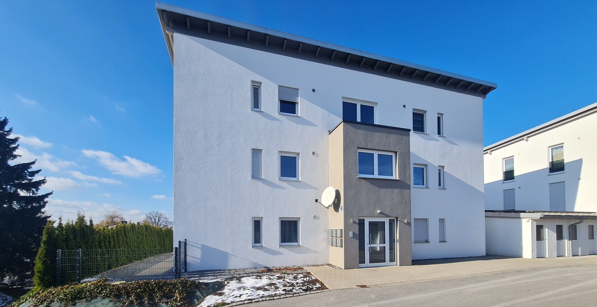 Immobilienangebot - Tittling - Alle - Tolle, enrgieeffizienete Wohnung die keine Wünsche offen lässt. Garage, Stellplatz, EBK, Balkon usw.
