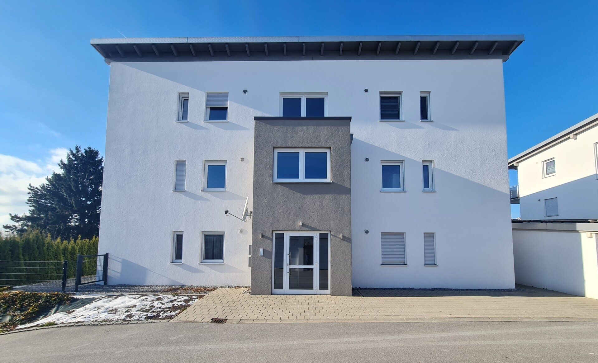 Immobilienangebot - Tittling - Alle - Tolle, enrgieeffizienete Wohnung die keine Wünsche offen lässt. Garage, Stellplatz, EBK, Balkon usw.