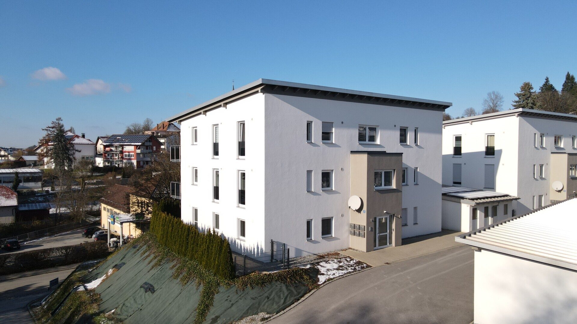Immobilienangebot - Tittling - Alle - Tolle, enrgieeffizienete Wohnung die keine Wünsche offen lässt. Garage, Stellplatz, EBK, Balkon usw.