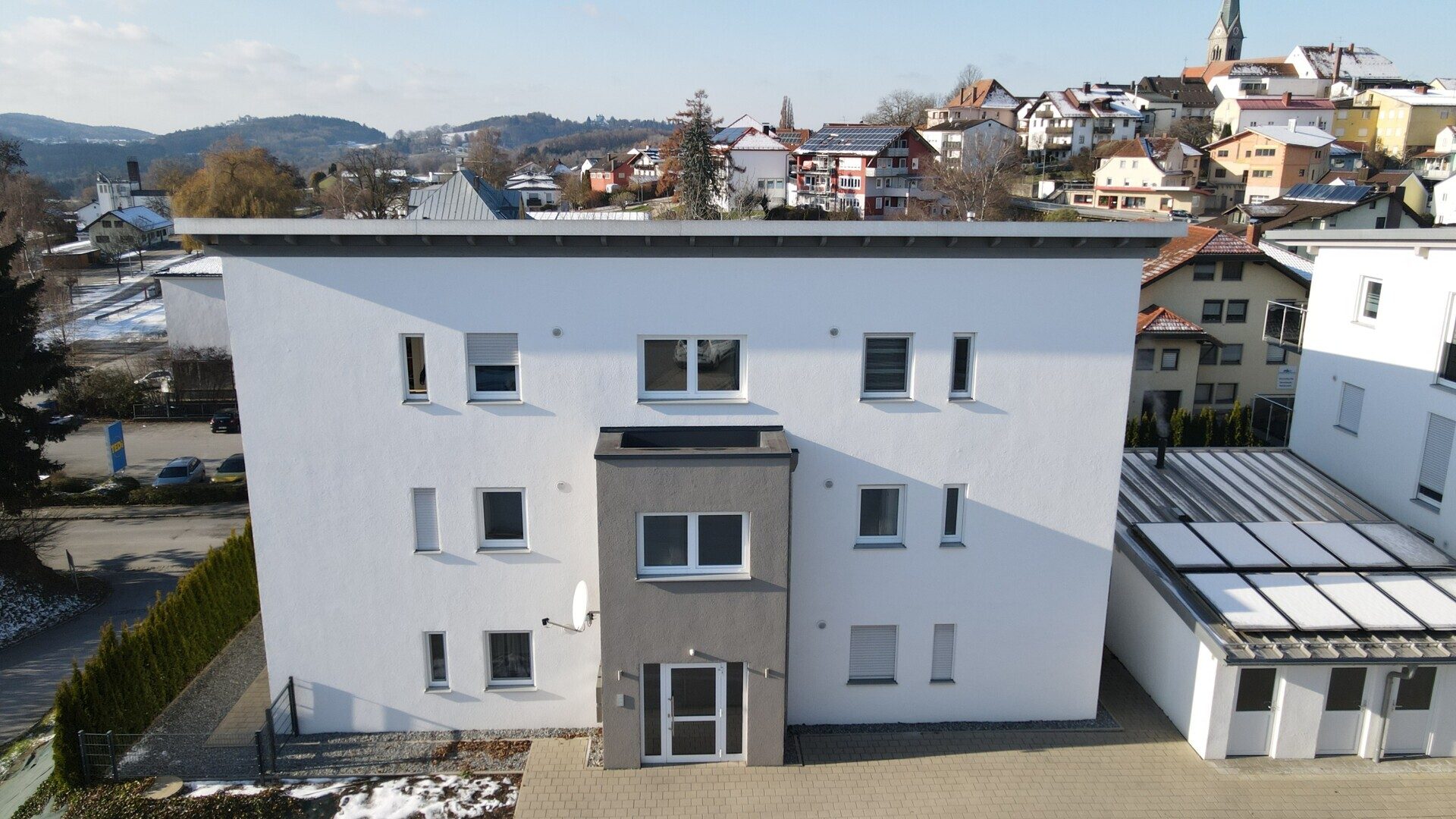 Immobilienangebot - Tittling - Alle - Tolle, enrgieeffizienete Wohnung die keine Wünsche offen lässt. Garage, Stellplatz, EBK, Balkon usw.