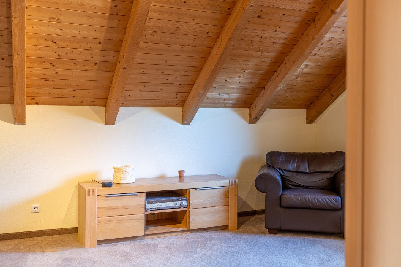 Immobilienangebot - Jengen / Beckstetten - Alle - Stilvolles Einfamilienhaus mit traumhaftem Ausblick, Doppelgarage & Vollunterkellerung