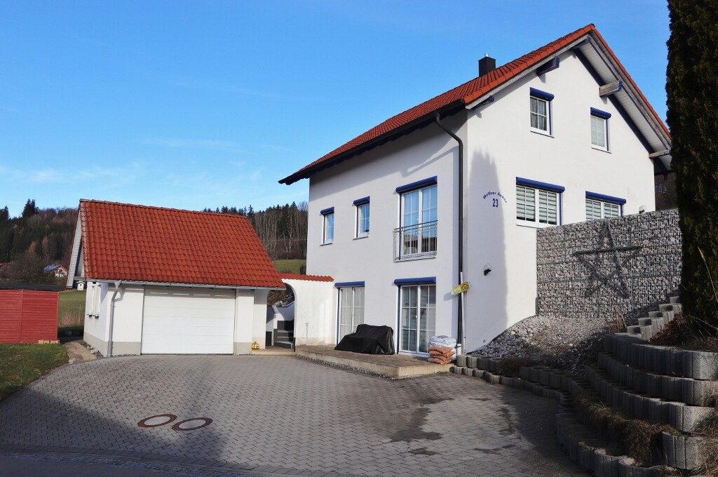 Immobilienangebot - Ronsberg - Alle - Großzügiges Einfamilienhaus mit Garage und viel Platz