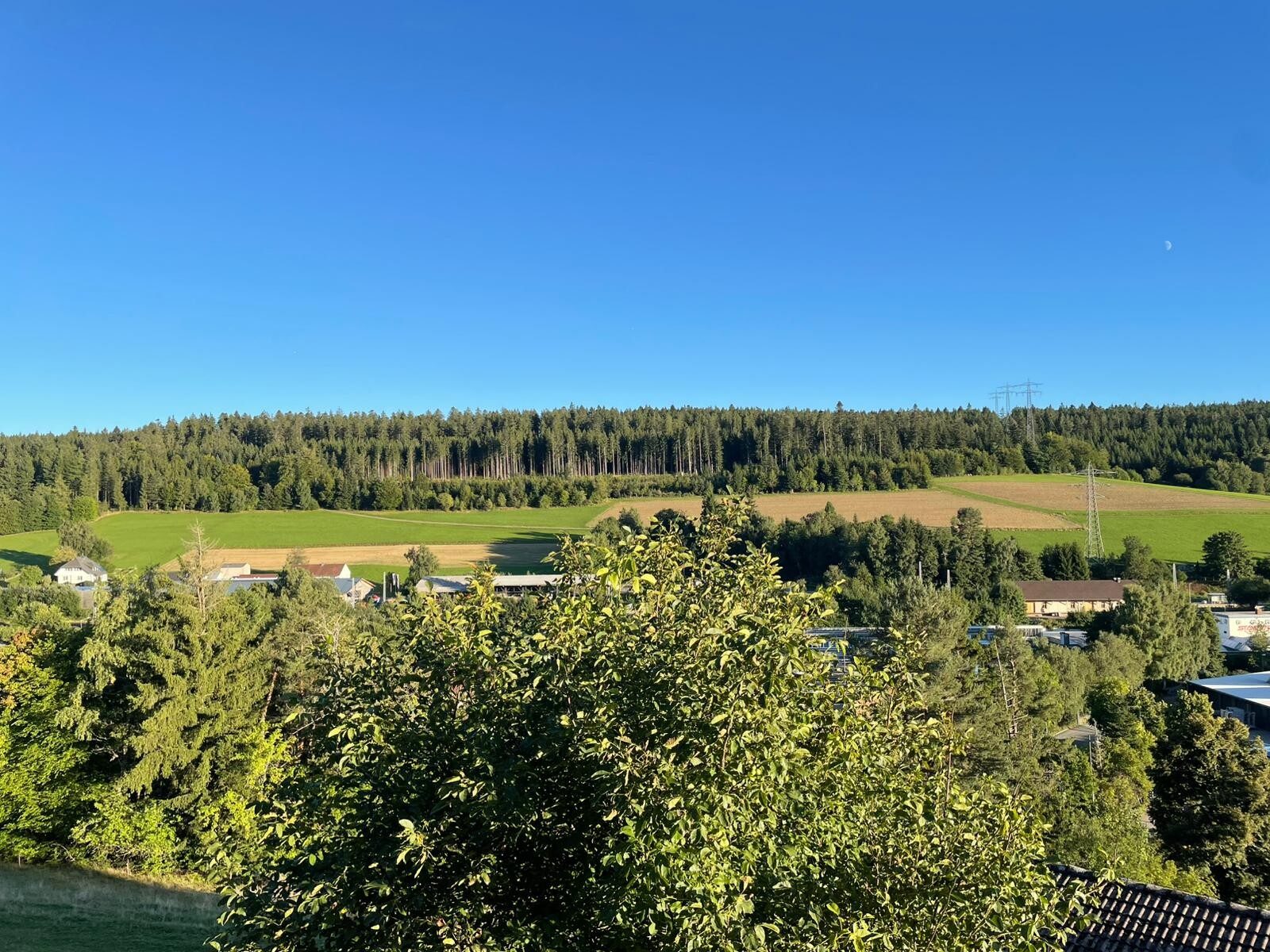 Immobilienangebot - Sankt Georgen im Schwarzwald - Alle - Ihr Zuhause zum Verlieben. 3 Zimmer auf 97 m²
über zwei Ebenen. TOP-gepflegt. WOW-Ausblick.
Garage.