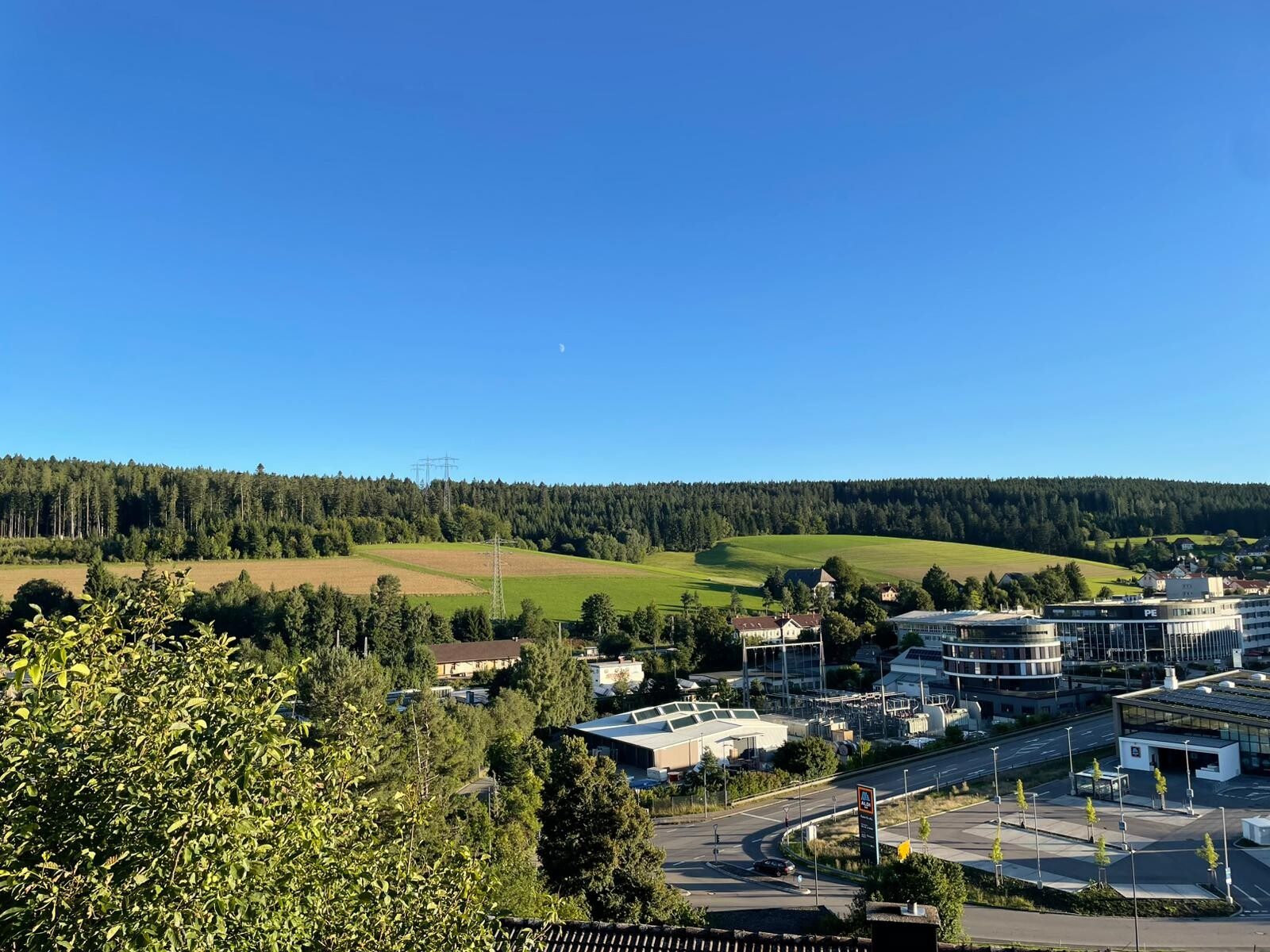 Immobilienangebot - Sankt Georgen im Schwarzwald - Alle - Ihr Zuhause zum Verlieben. 3 Zimmer auf 97 m²
über zwei Ebenen. TOP-gepflegt. WOW-Ausblick.
Garage.