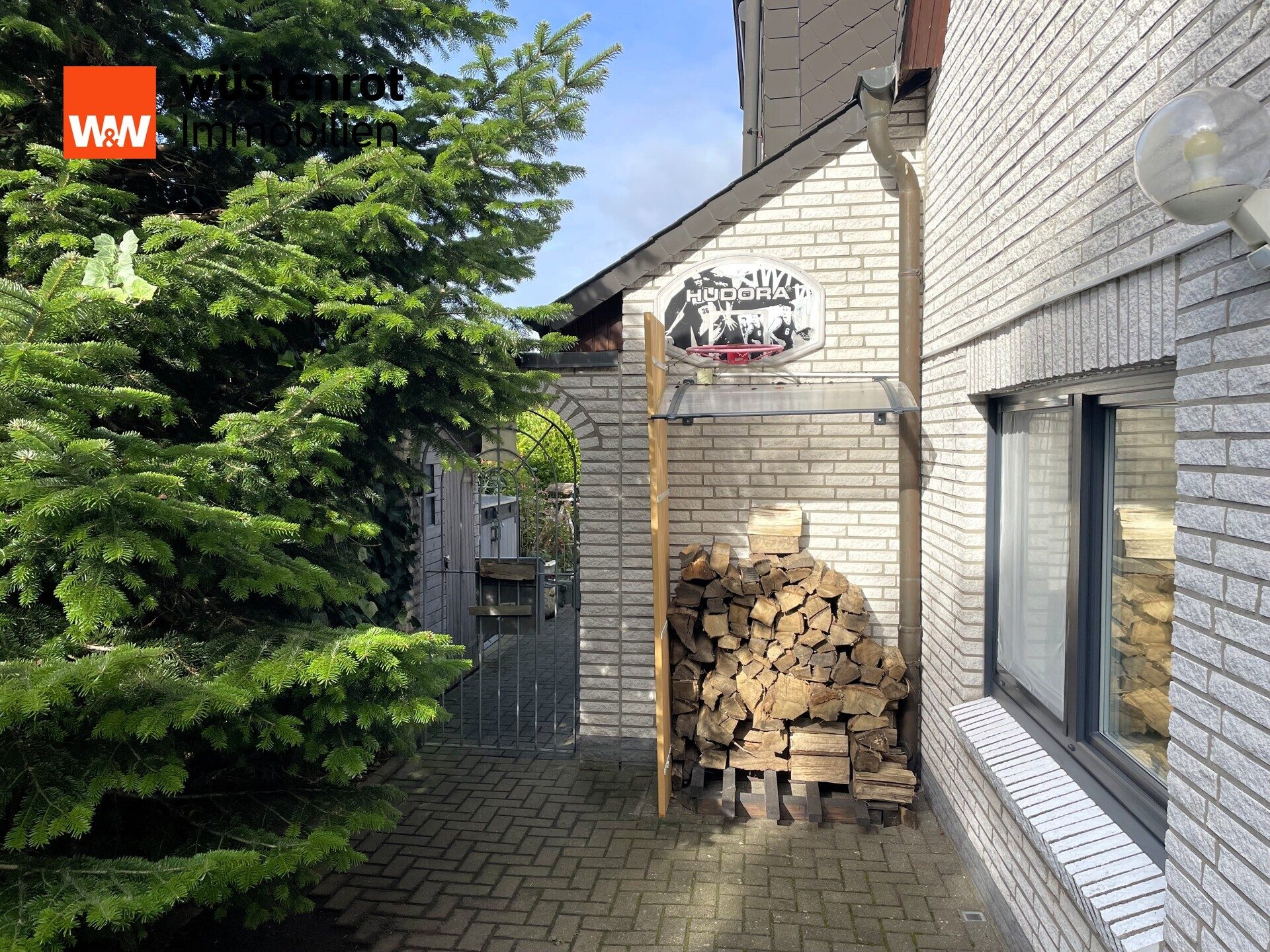 Immobilienangebot - Hamburg / Poppenbüttel - Alle - Schöne Wohnung im Stile eines Hausanbaus mit tollem Grundstücksanteil in gefragter Lage von HH-Poppenbüttel