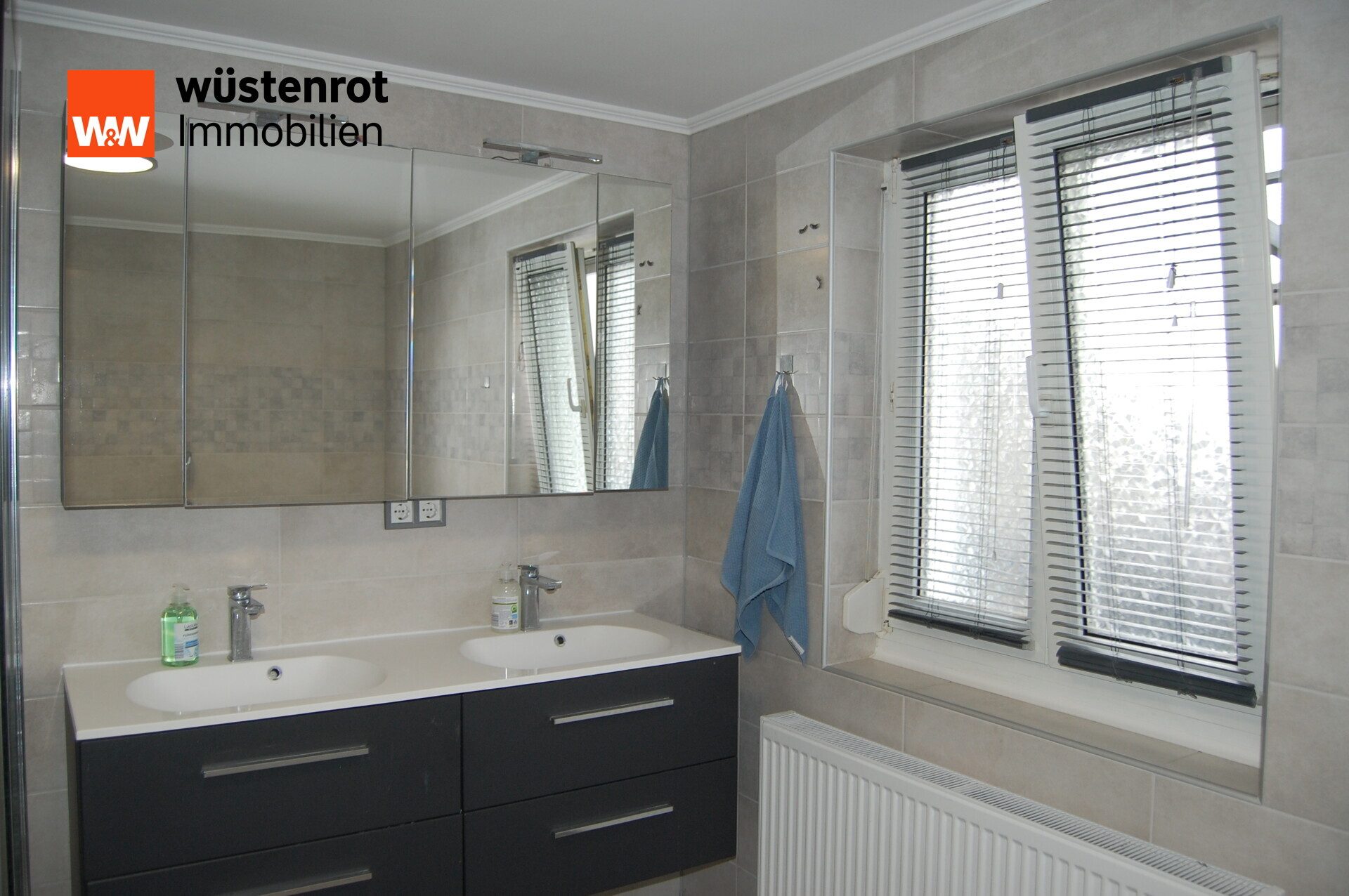 Immobilienangebot - Parkstetten - Alle - Wohnen mit Garten: Modernisierte Doppelhaushälfte in Parkstetten