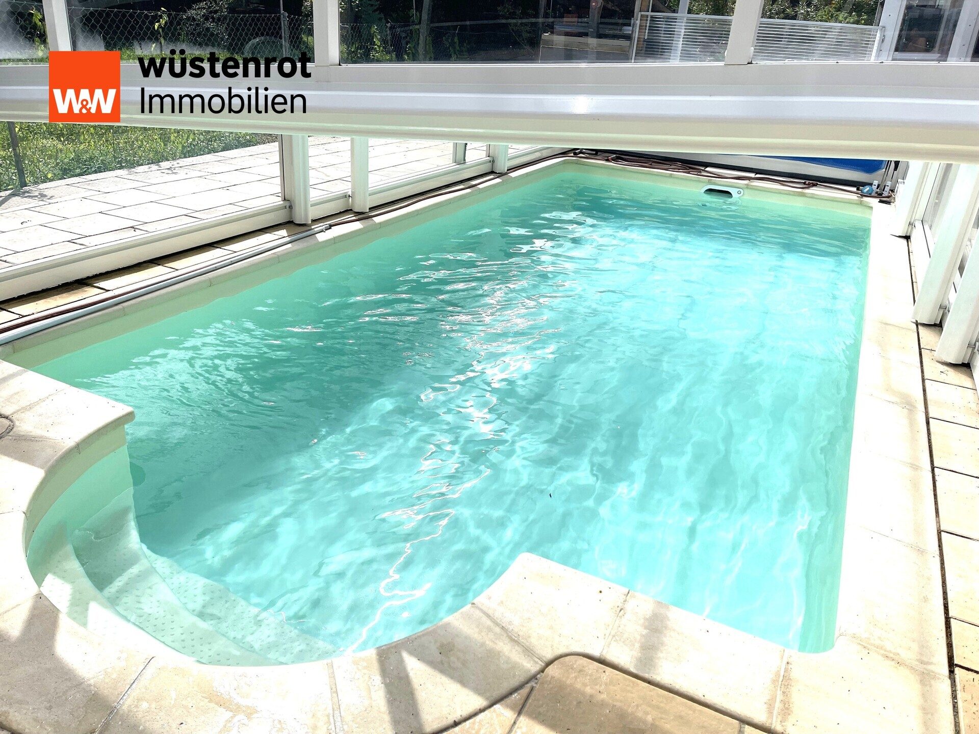 Immobilienangebot - München - Alle - Zweifamilienhaus auf großem Grundstück in München mit Sauna, modernem Pool und viel Potenzial