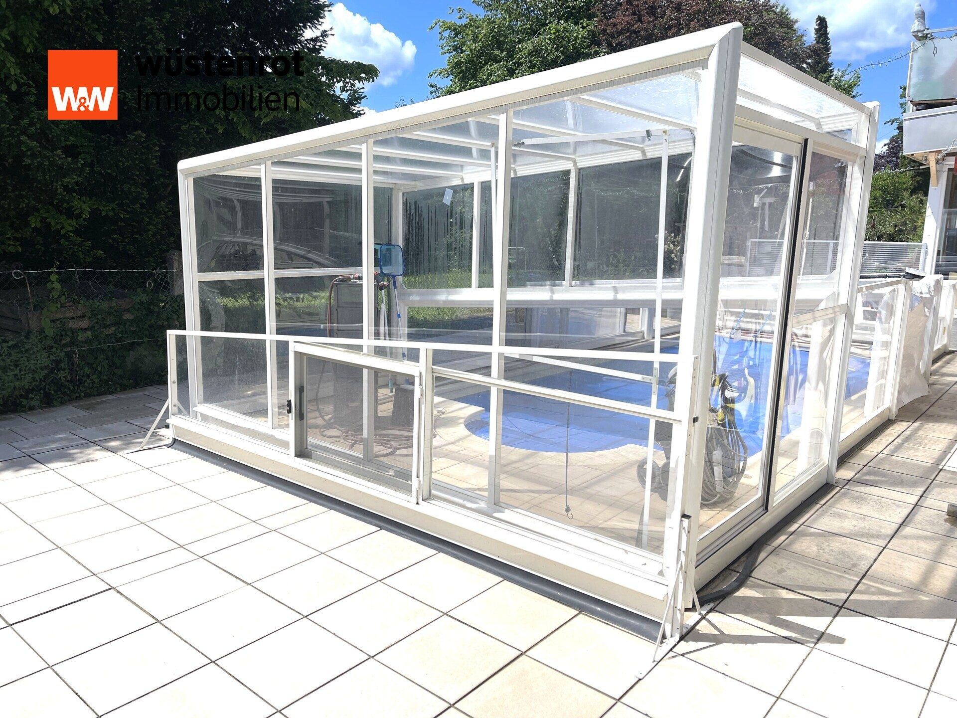 Immobilienangebot - München - Alle - Zweifamilienhaus auf großem Grundstück in München mit Sauna, modernem Pool und viel Potenzial
