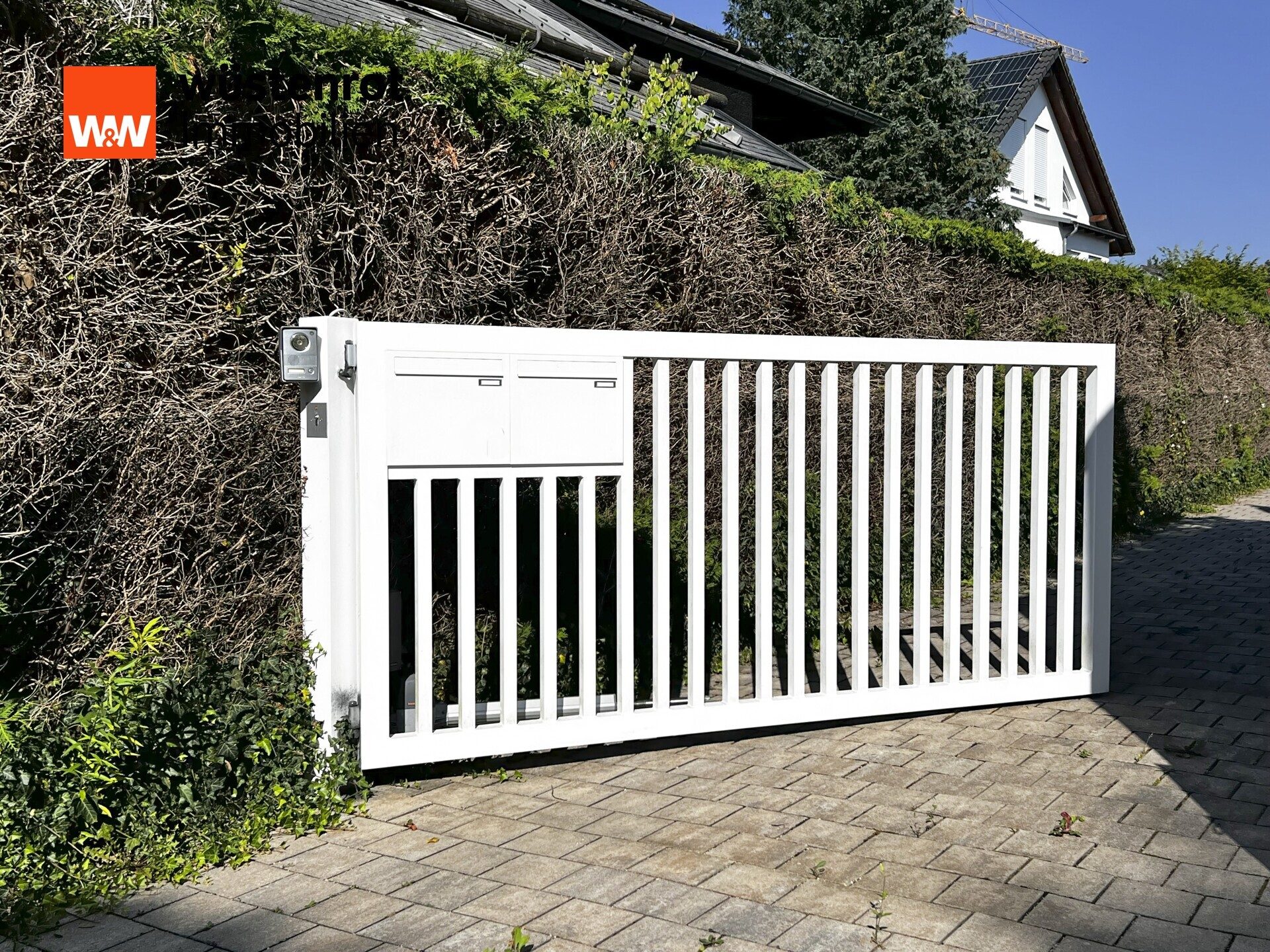 Immobilienangebot - München - Alle - Zweifamilienhaus auf großem Grundstück in München mit Sauna, modernem Pool und viel Potenzial