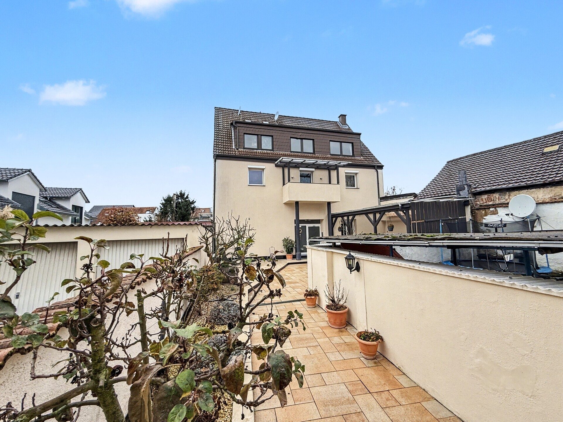 Immobilienangebot - Viernheim - Alle - Platz für die ganze Familie
Geräumiges und ruhig gelegenes Einfamilienhaus mit 2 Bädern und 2 Küchen