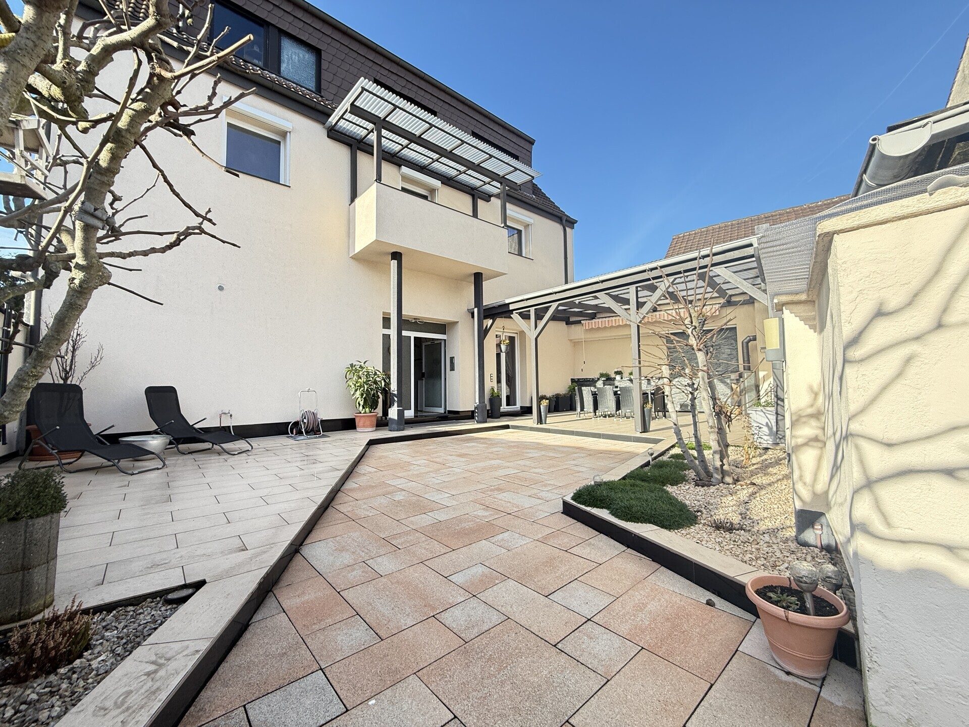 Immobilienangebot - Viernheim - Alle - Platz für die ganze Familie
Geräumiges und ruhig gelegenes Einfamilienhaus mit 2 Bädern und 2 Küchen