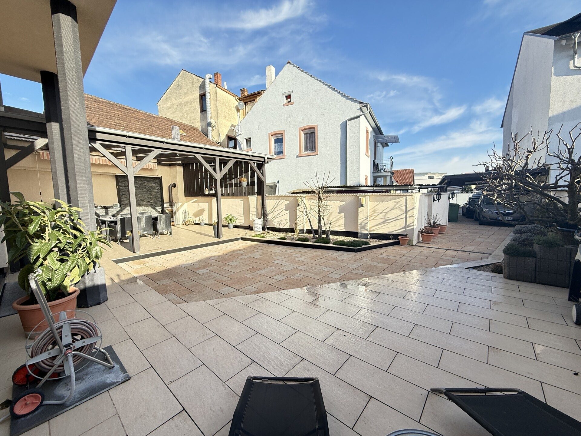 Immobilienangebot - Viernheim - Alle - Platz für die ganze Familie
Geräumiges und ruhig gelegenes Einfamilienhaus mit 2 Bädern und 2 Küchen