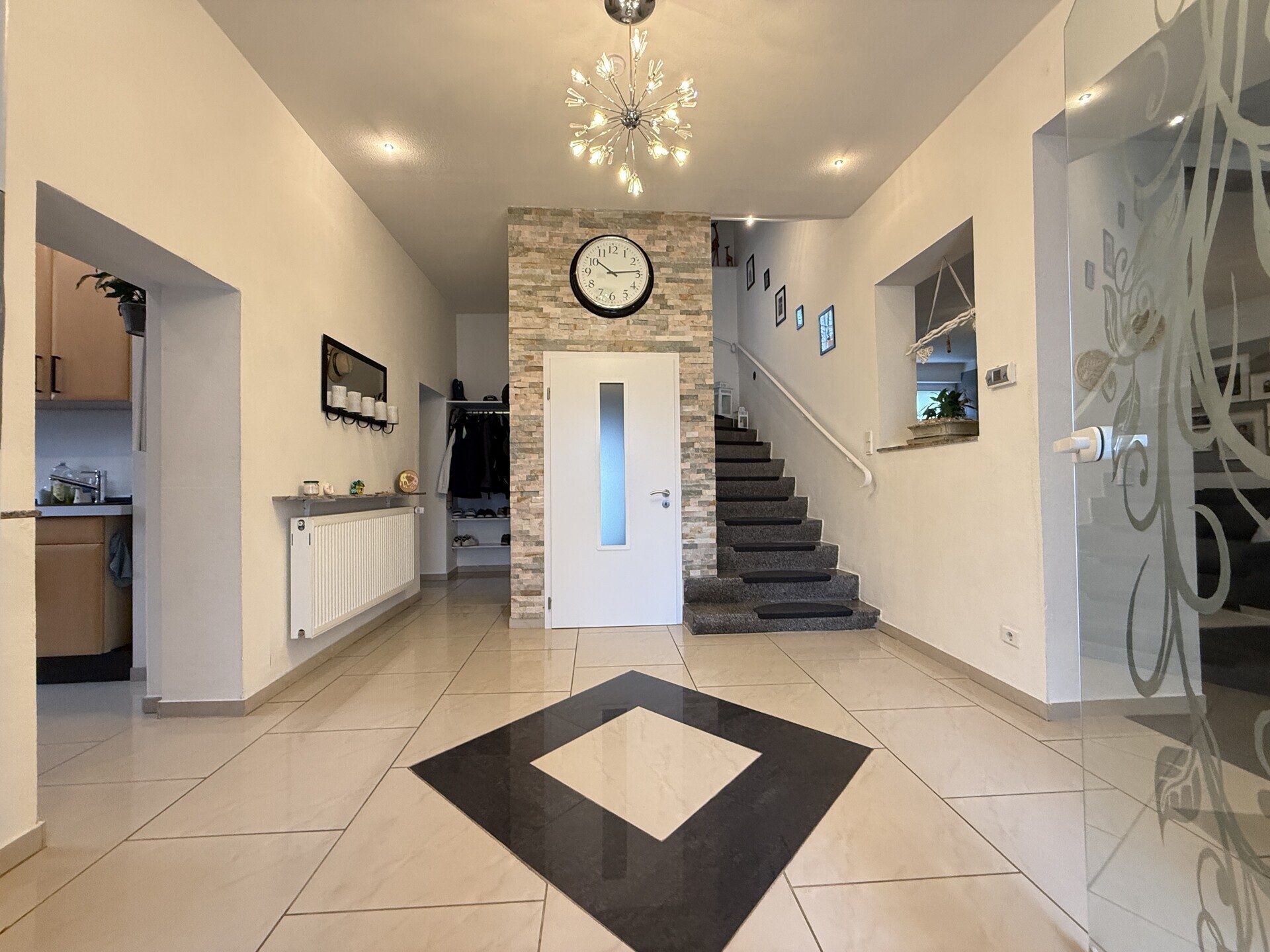 Immobilienangebot - Viernheim - Alle - Platz für die ganze Familie
Geräumiges und ruhig gelegenes Einfamilienhaus mit 2 Bädern und 2 Küchen