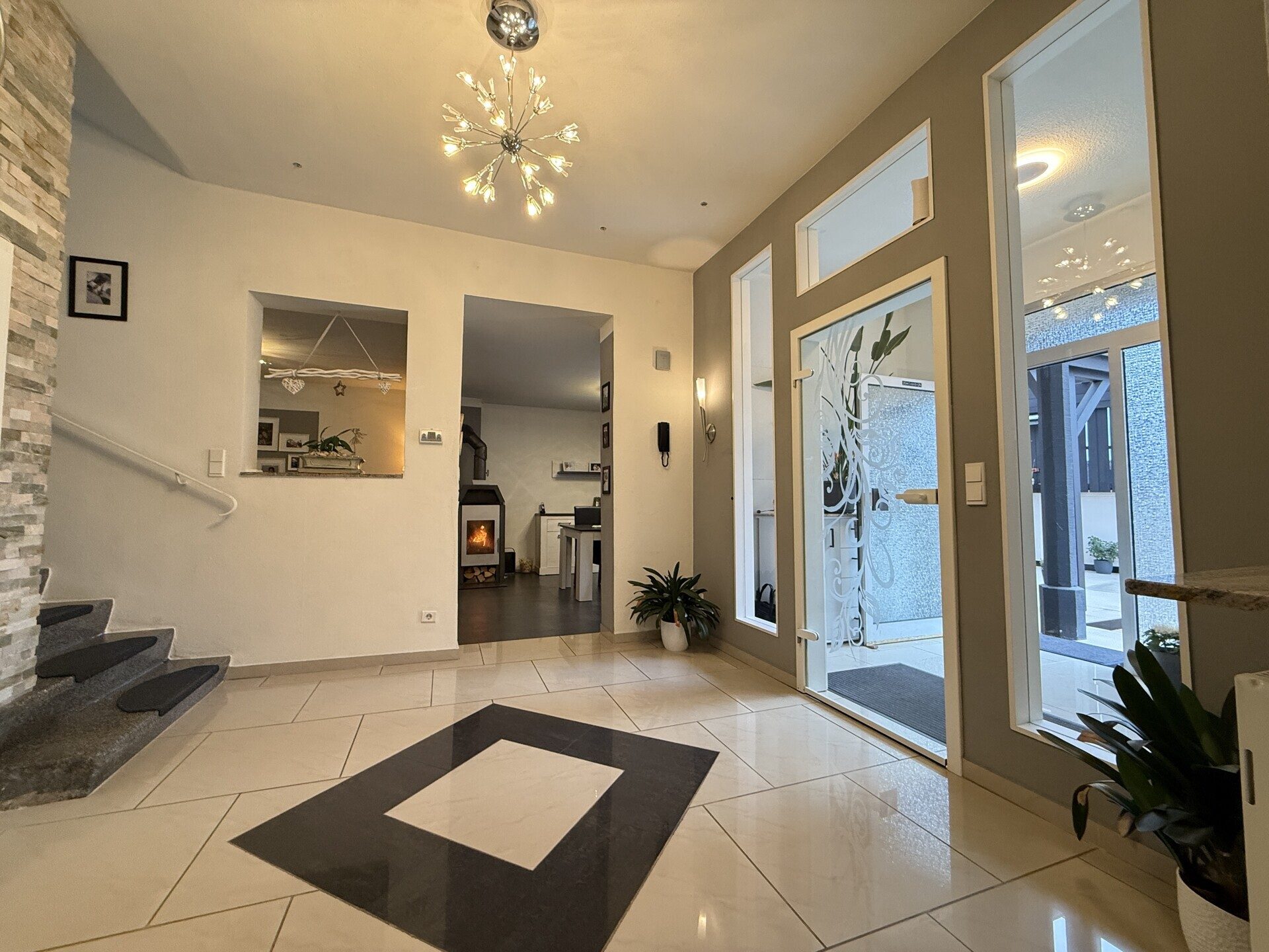 Immobilienangebot - Viernheim - Alle - Platz für die ganze Familie
Geräumiges und ruhig gelegenes Einfamilienhaus mit 2 Bädern und 2 Küchen