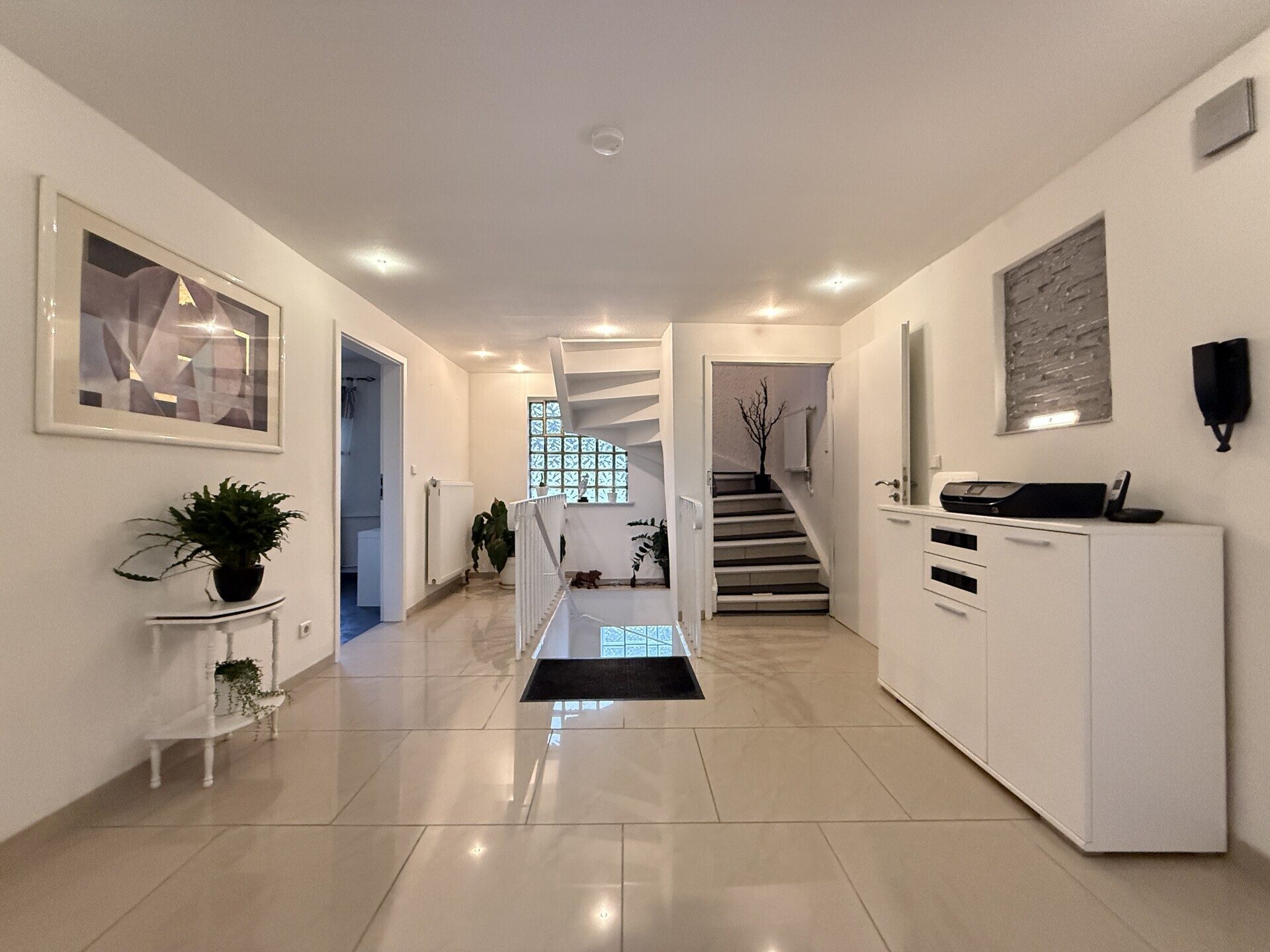Immobilienangebot - Viernheim - Alle - Platz für die ganze Familie
Geräumiges und ruhig gelegenes Einfamilienhaus mit 2 Bädern und 2 Küchen
