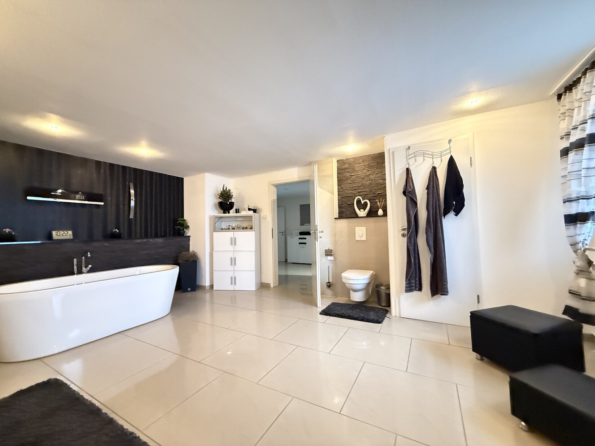 Immobilienangebot - Viernheim - Alle - Platz für die ganze Familie
Geräumiges und ruhig gelegenes Einfamilienhaus mit 2 Bädern und 2 Küchen