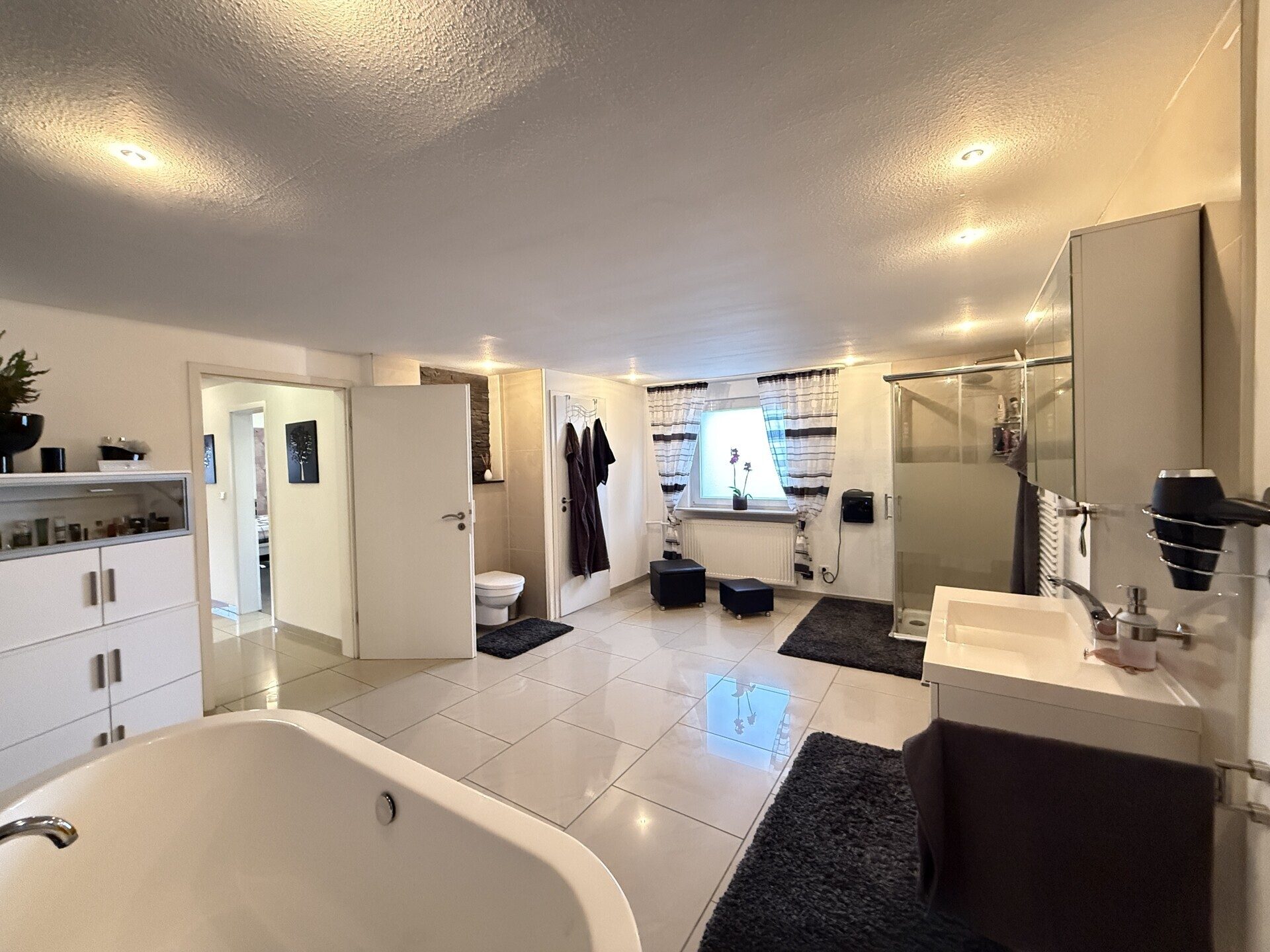 Immobilienangebot - Viernheim - Alle - Platz für die ganze Familie
Geräumiges und ruhig gelegenes Einfamilienhaus mit 2 Bädern und 2 Küchen
