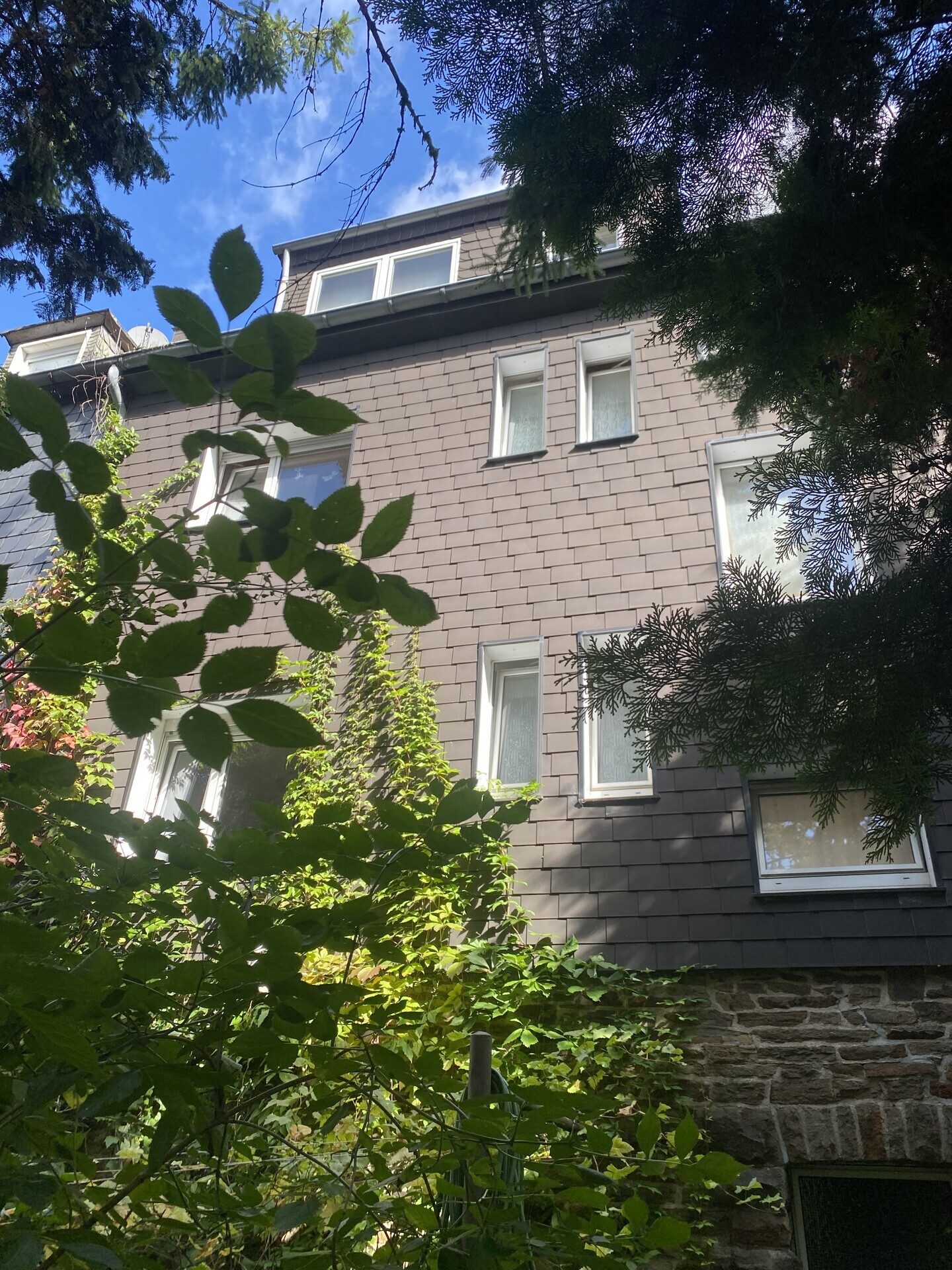 Immobilienangebot - Velbert - Alle - Solides Reiheneckhaus mit 3 Wohneinheiten und großem Garten