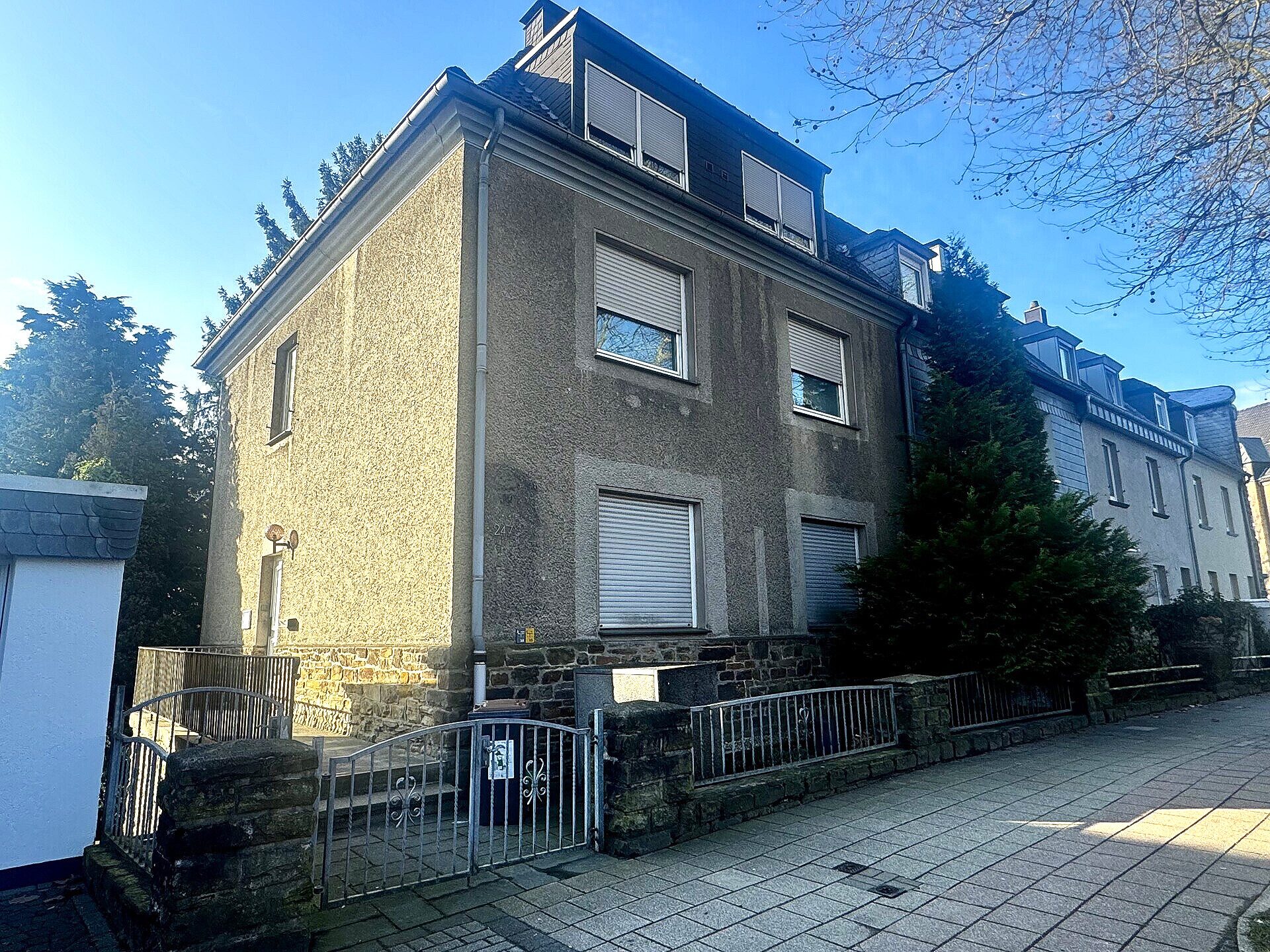 Immobilienangebot - Velbert - Alle - Solides Reiheneckhaus mit 3 Wohneinheiten und großem Garten