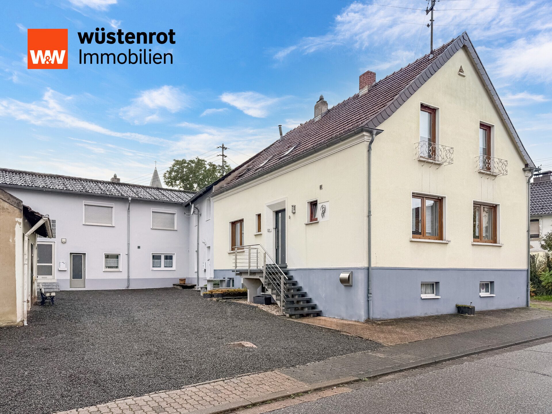 Immobilienangebot - Schwalbach - Alle - Drei Häuser, zahlreiche Möglichkeiten – Entwicklungspotenzial bis zu 5 Wohneinheiten
