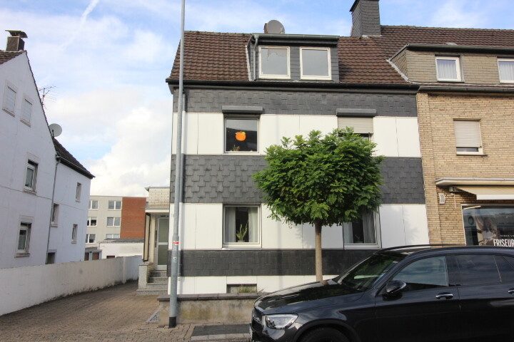 Immobilienangebot - Moers- Scherpenberg - Alle - Kapitalanlage!
Eigennutzung oder beides?!
Teilvermietetes Zweifamilienhaus in Moers-Scherpenberg.