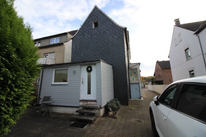 Immobilienangebot - Moers- Scherpenberg - Alle - Kapitalanlage!
Eigennutzung oder beides?!
Teilvermietetes Zweifamilienhaus in Moers-Scherpenberg.