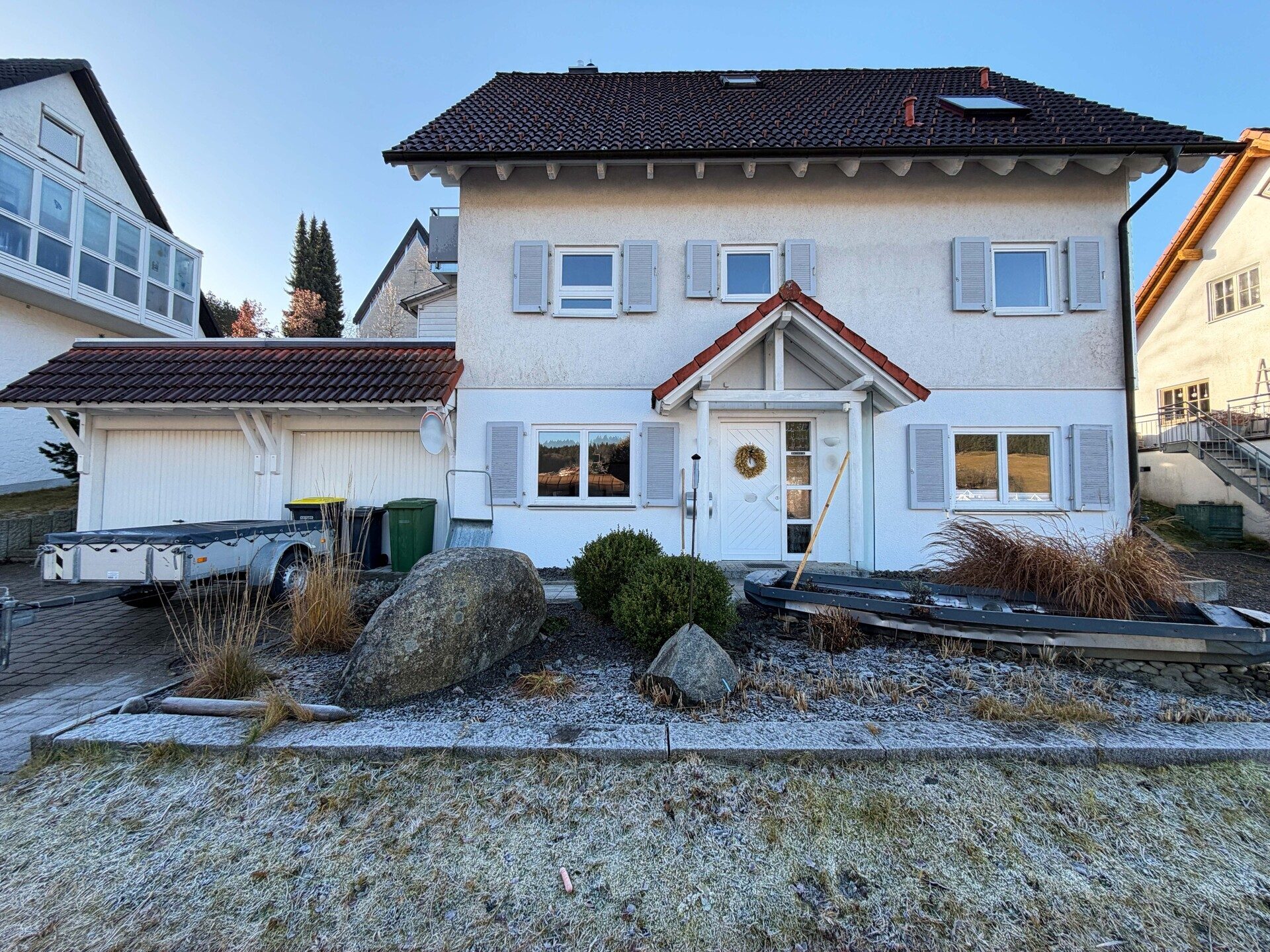 Immobilienangebot - Schonach im Schwarzwald - Alle - Zuhause fürs Herz. 6 helle Zimmer auf 186 m². Tolle Einliegerwohnung. Herrlicher Garten.
2 Garagen.