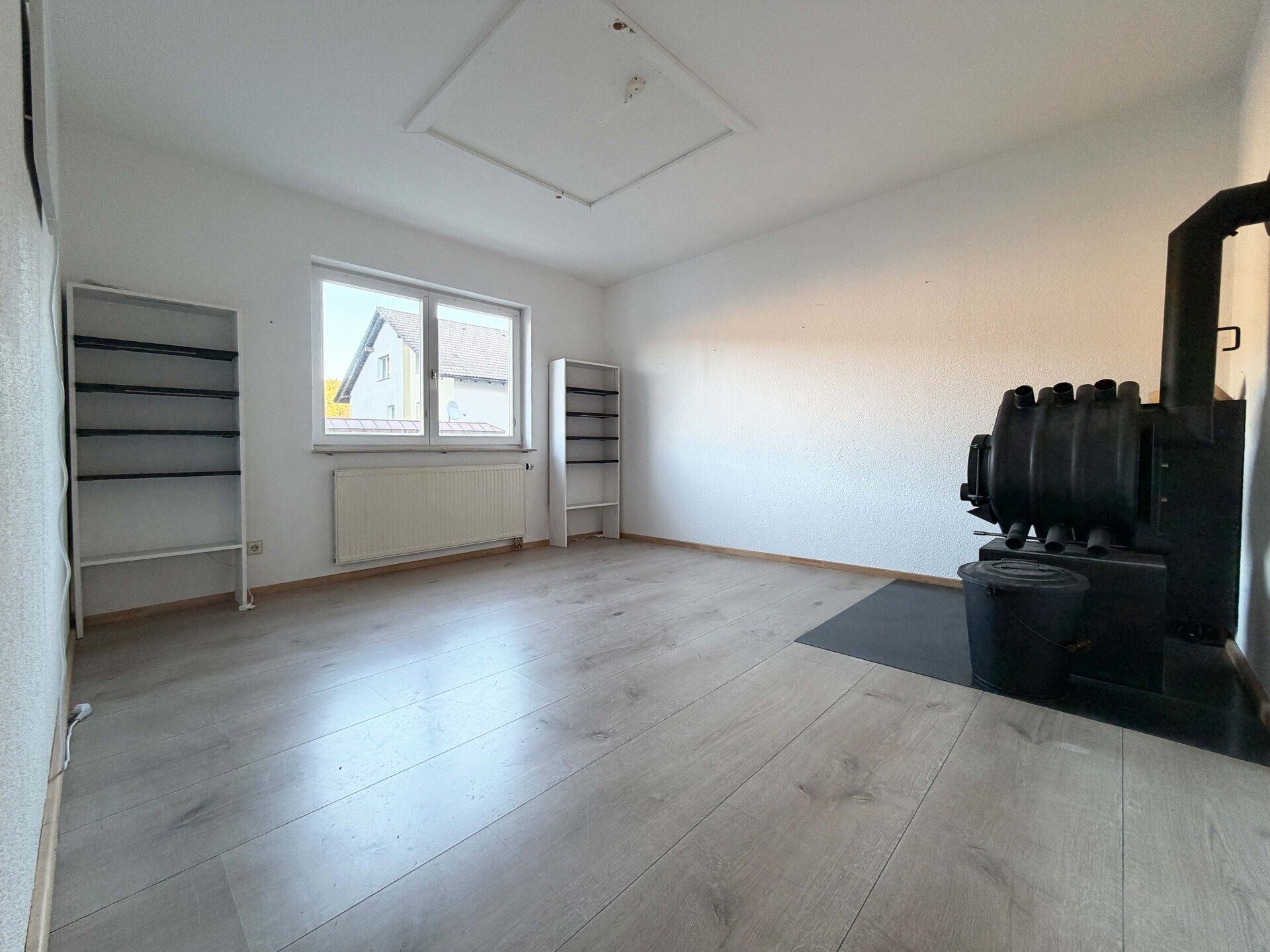 Immobilienangebot - Schonach im Schwarzwald - Alle - Zuhause fürs Herz. 6 helle Zimmer auf 186 m². Tolle Einliegerwohnung. Herrlicher Garten.
2 Garagen.