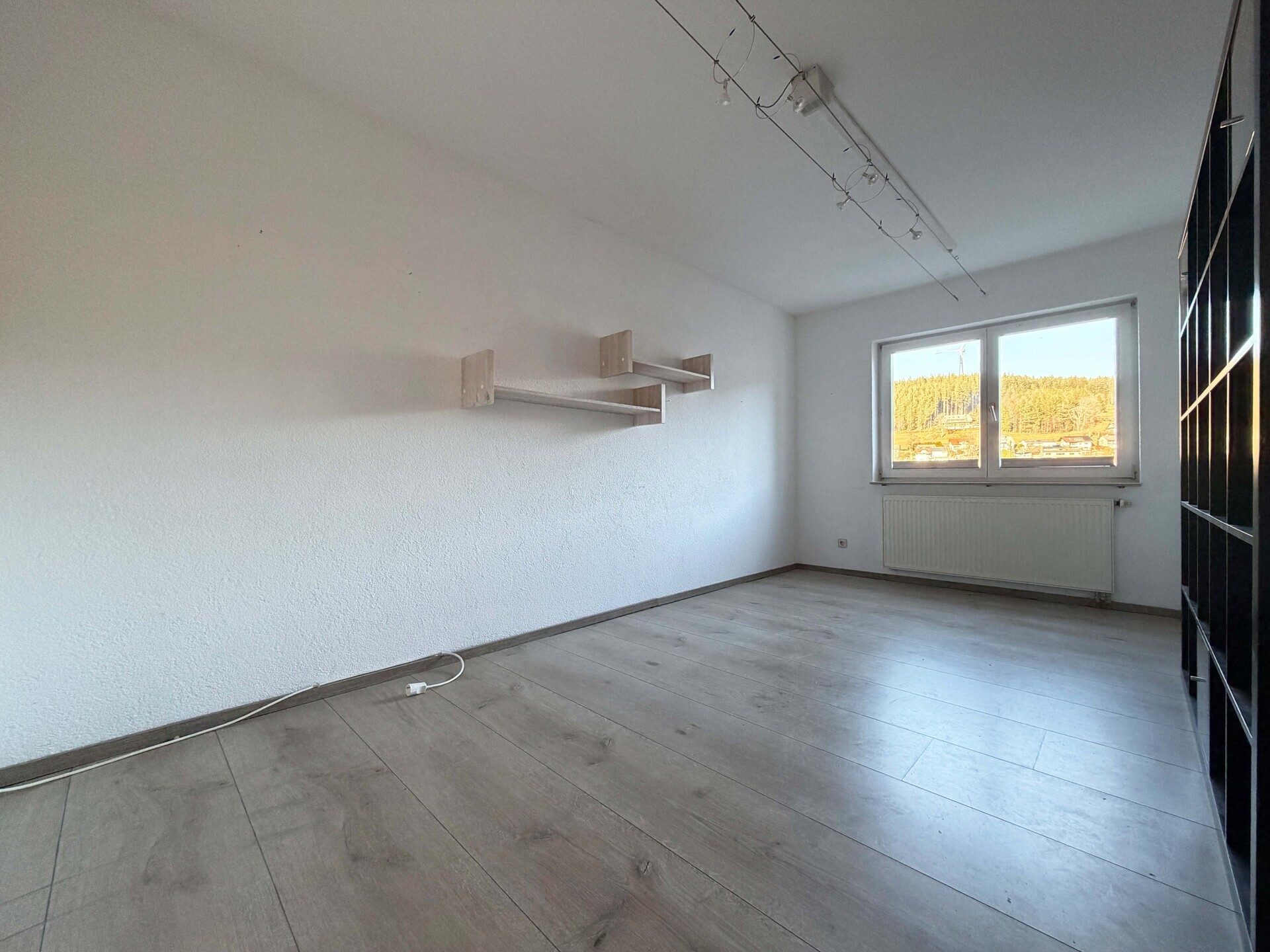 Immobilienangebot - Schonach im Schwarzwald - Alle - Zuhause fürs Herz. 6 helle Zimmer auf 186 m². Tolle Einliegerwohnung. Herrlicher Garten.
2 Garagen.