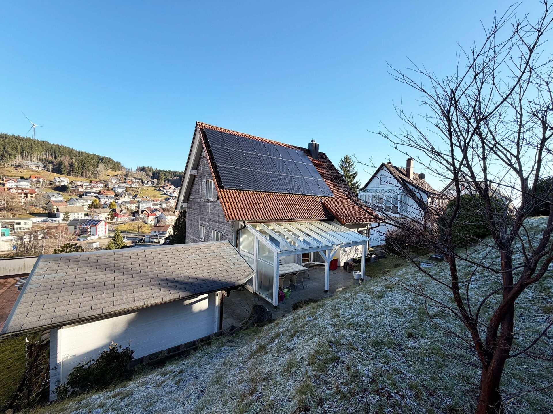 Immobilienangebot - Schonach im Schwarzwald - Alle - Zuhause fürs Herz. 6 helle Zimmer auf 186 m². Tolle Einliegerwohnung. Herrlicher Garten.
2 Garagen.