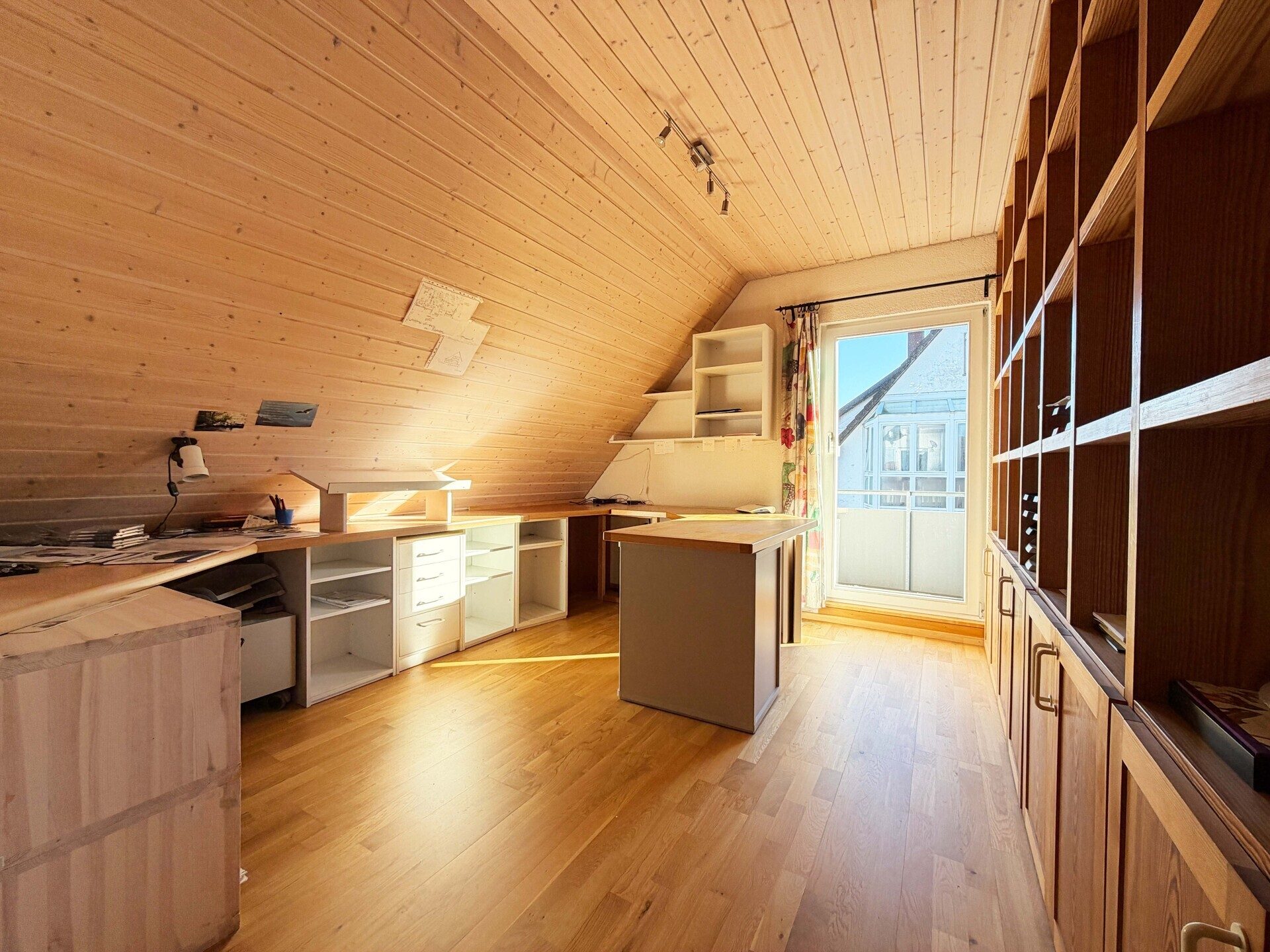 Immobilienangebot - Schonach im Schwarzwald - Alle - Zuhause fürs Herz. 6 helle Zimmer auf 186 m². Tolle Einliegerwohnung. Herrlicher Garten.
2 Garagen.
