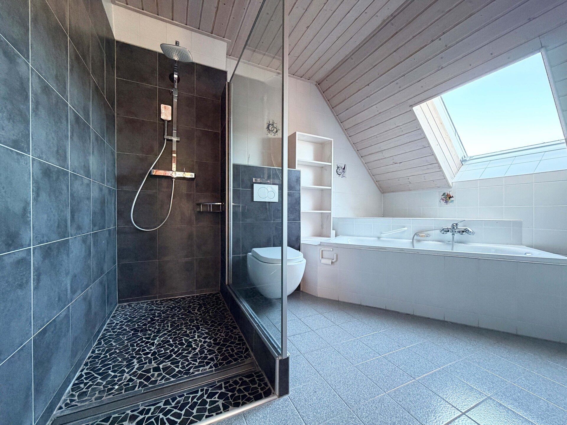 Immobilienangebot - Schonach im Schwarzwald - Alle - Zuhause fürs Herz. 6 helle Zimmer auf 186 m². Tolle Einliegerwohnung. Herrlicher Garten.
2 Garagen.