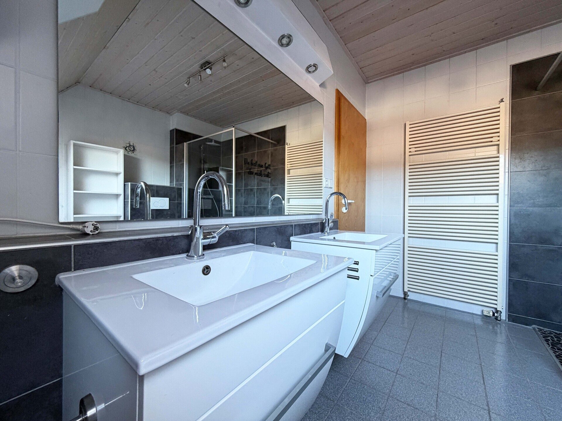 Immobilienangebot - Schonach im Schwarzwald - Alle - Zuhause fürs Herz. 6 helle Zimmer auf 186 m². Tolle Einliegerwohnung. Herrlicher Garten.
2 Garagen.