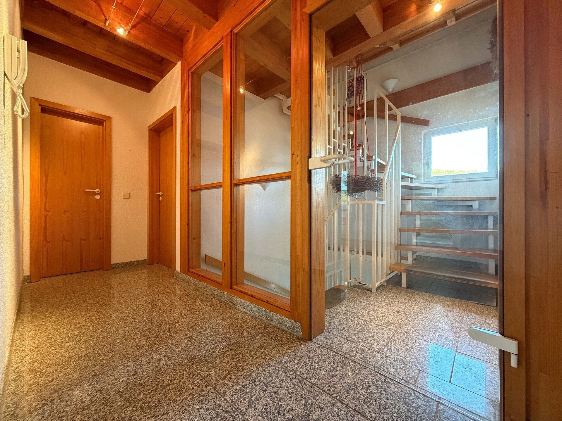 Immobilienangebot - Schonach im Schwarzwald - Alle - Zuhause fürs Herz. 6 helle Zimmer auf 186 m². Tolle Einliegerwohnung. Herrlicher Garten.
2 Garagen.