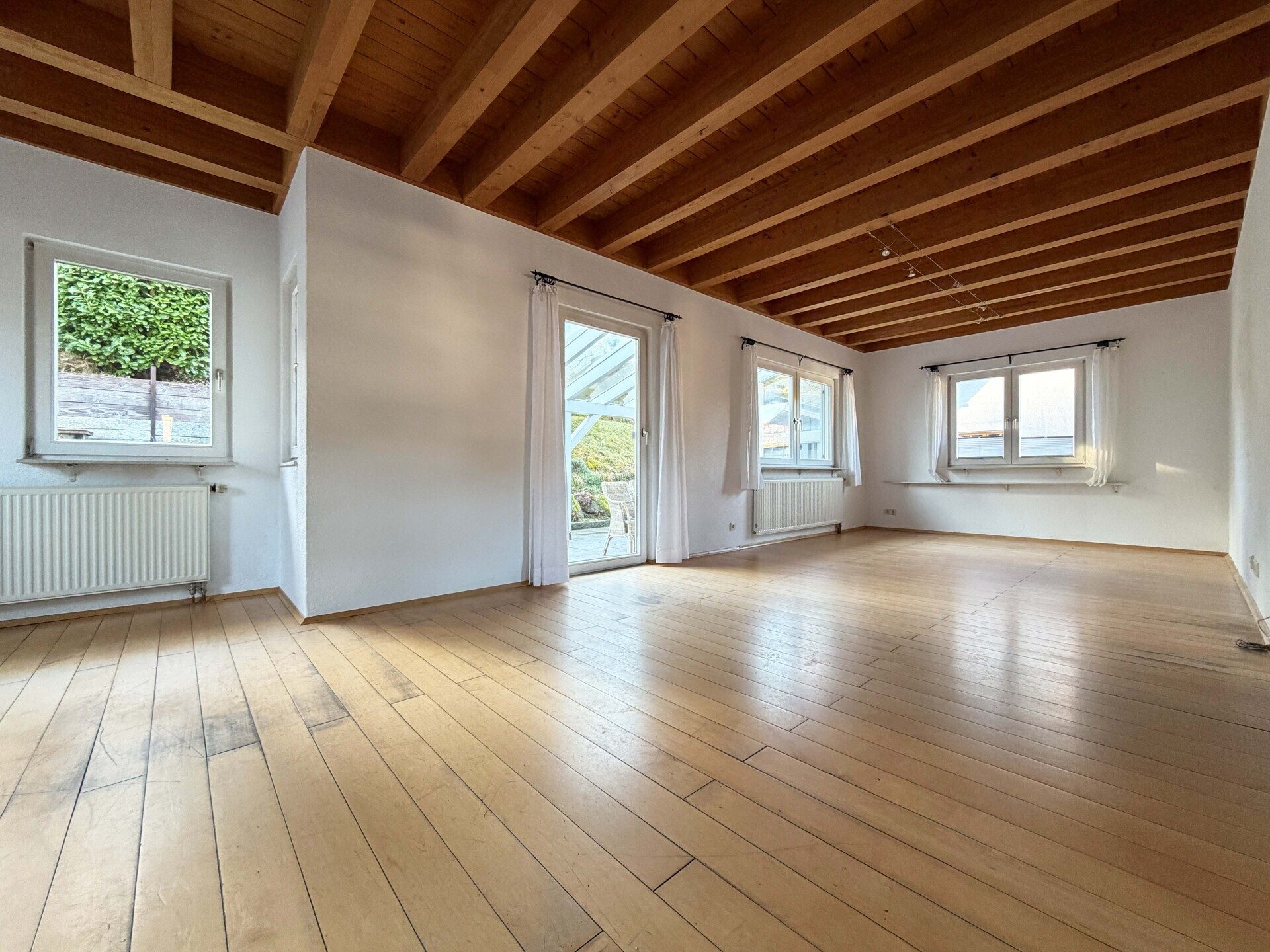 Immobilienangebot - Schonach im Schwarzwald - Alle - Zuhause fürs Herz. 6 helle Zimmer auf 186 m². Tolle Einliegerwohnung. Herrlicher Garten.
2 Garagen.