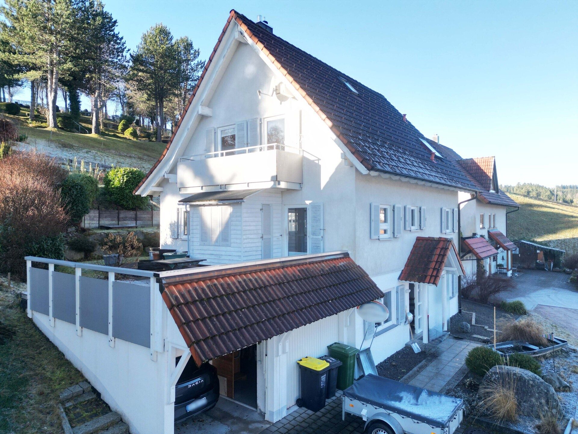 Immobilienangebot - Schonach im Schwarzwald - Alle - Zuhause fürs Herz. 6 helle Zimmer auf 186 m². Tolle Einliegerwohnung. Herrlicher Garten.
2 Garagen.