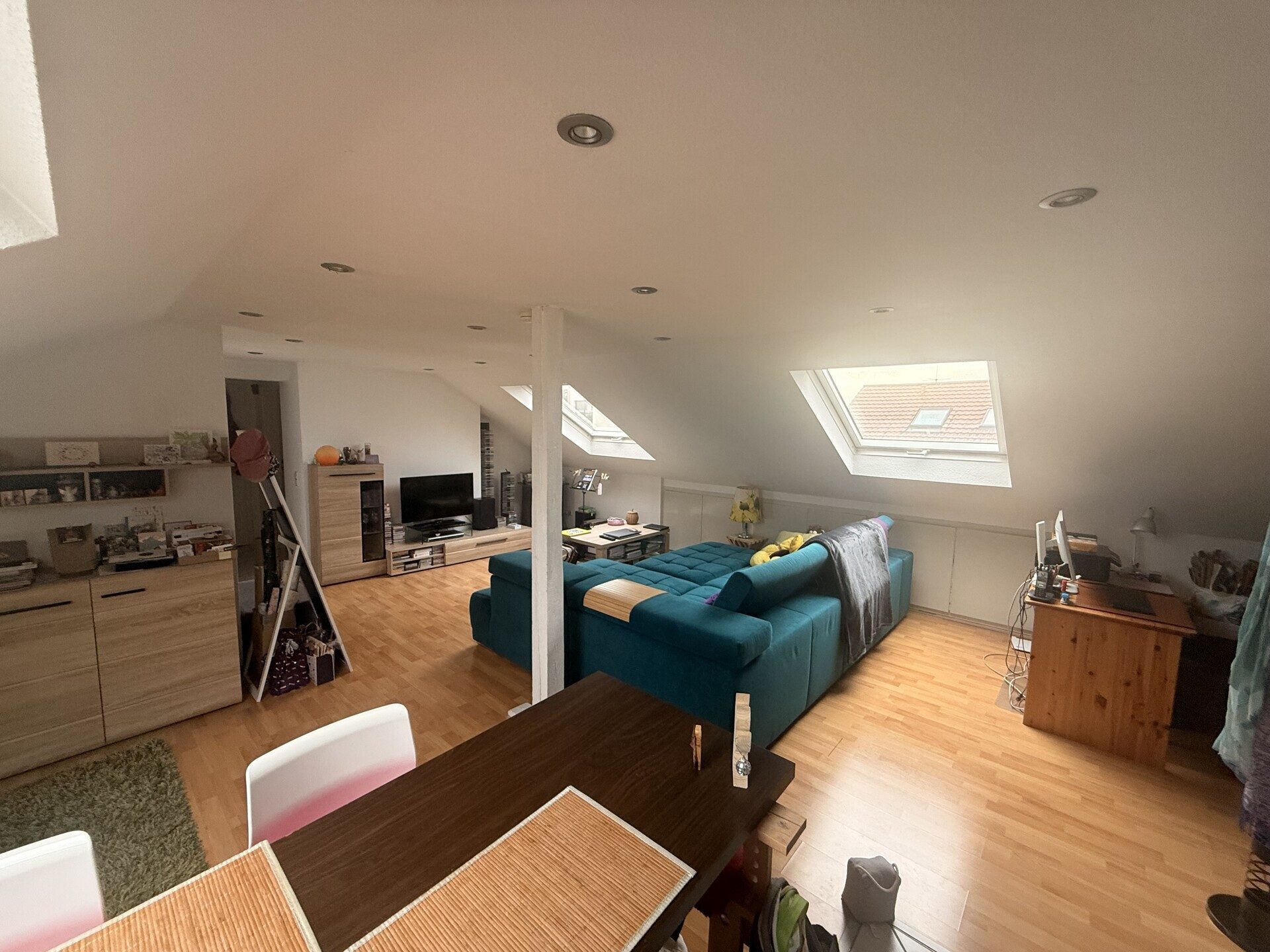 Immobilienangebot - Stuttgart - Alle - Lichtdurchflutete 2-Zimmer-Dachgeschosswohnung mit moderner Raumaufteilung