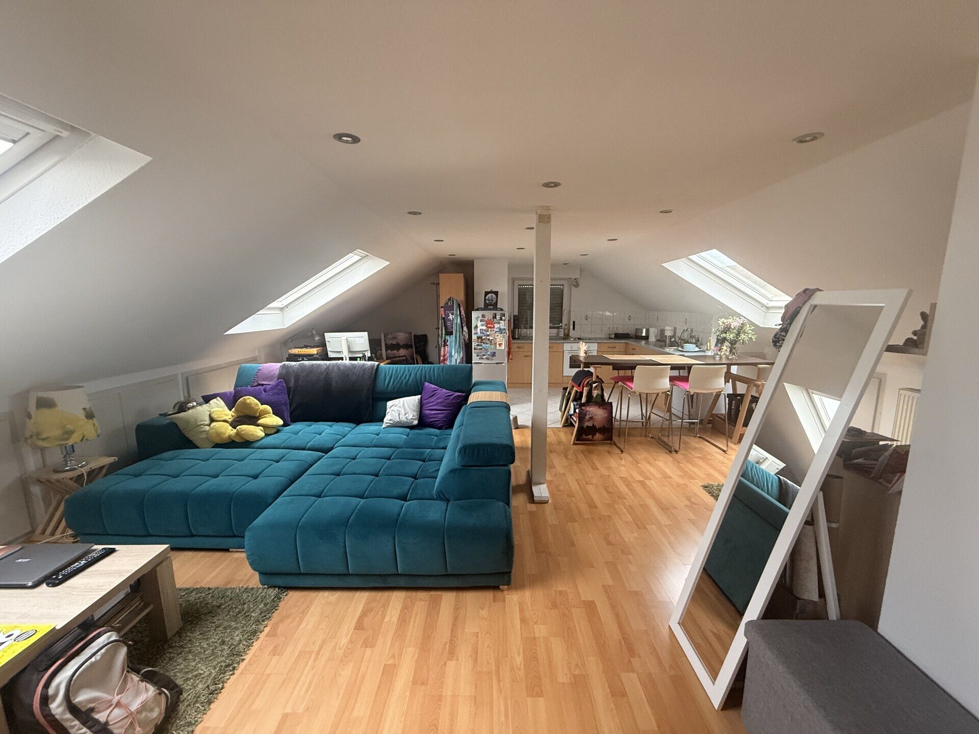 Immobilienangebot - Stuttgart - Alle - Lichtdurchflutete 2-Zimmer-Dachgeschosswohnung mit moderner Raumaufteilung