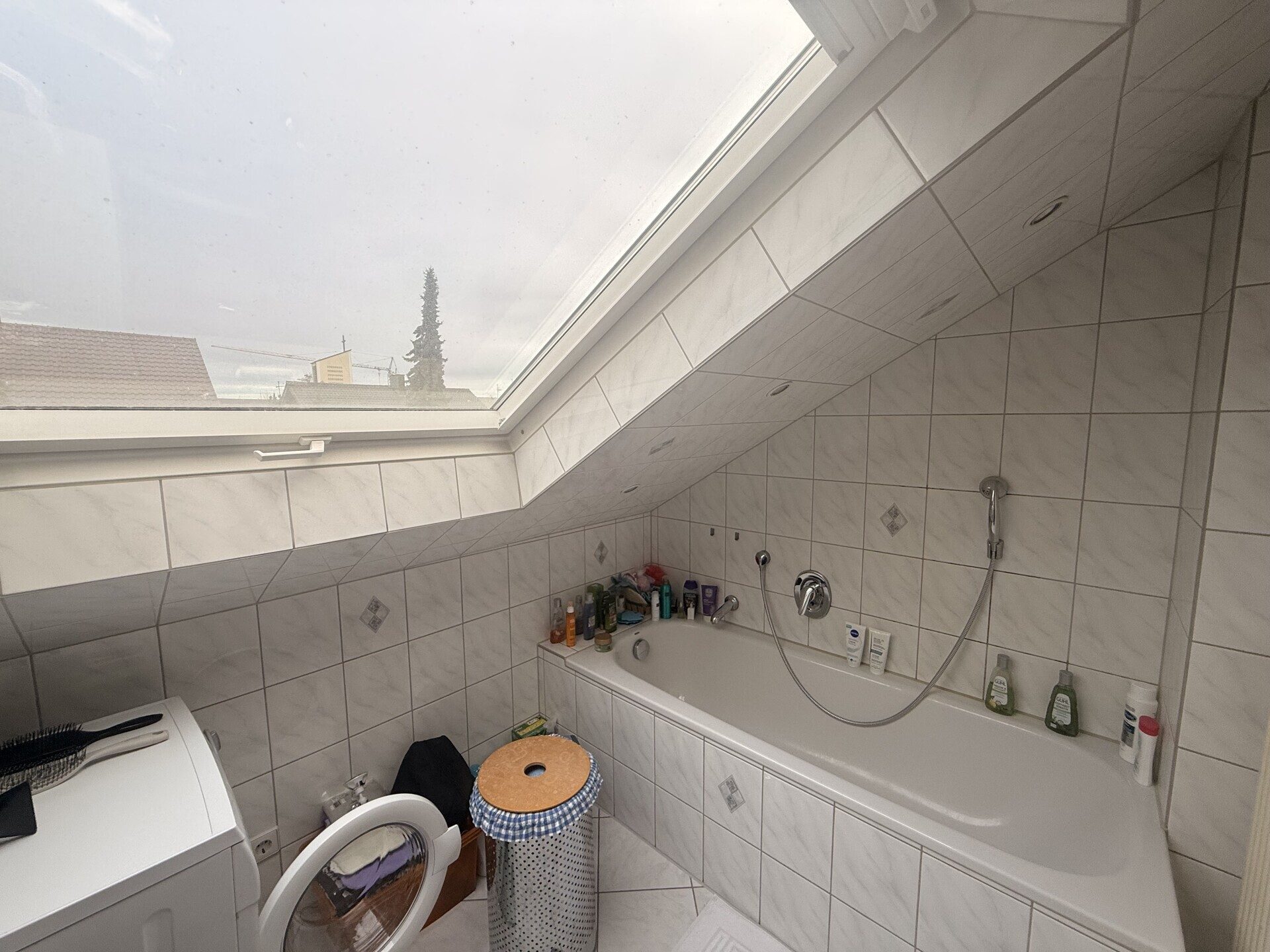 Immobilienangebot - Stuttgart - Alle - Lichtdurchflutete 2-Zimmer-Dachgeschosswohnung mit moderner Raumaufteilung