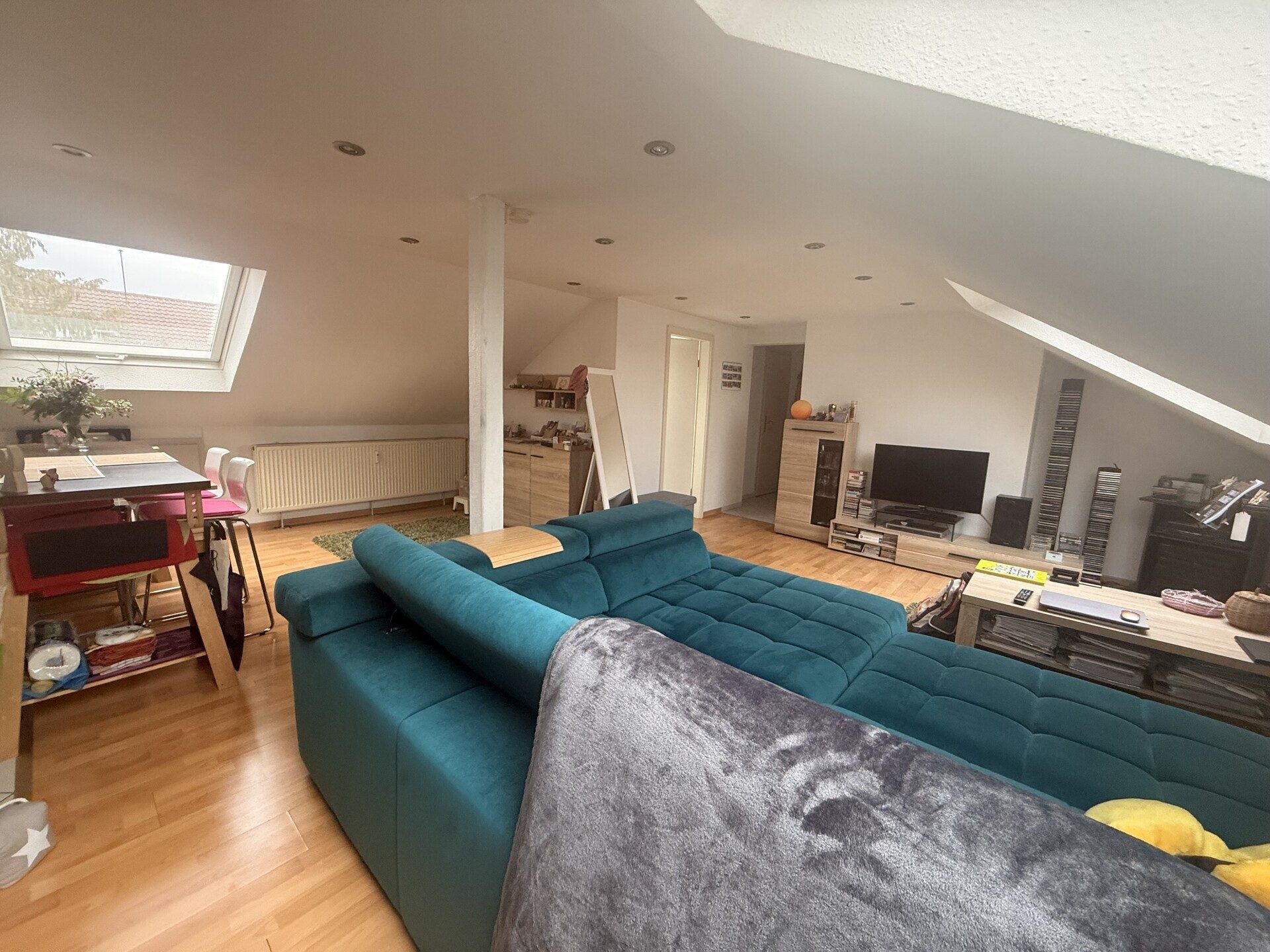 Immobilienangebot - Stuttgart - Alle - Lichtdurchflutete 2-Zimmer-Dachgeschosswohnung mit moderner Raumaufteilung