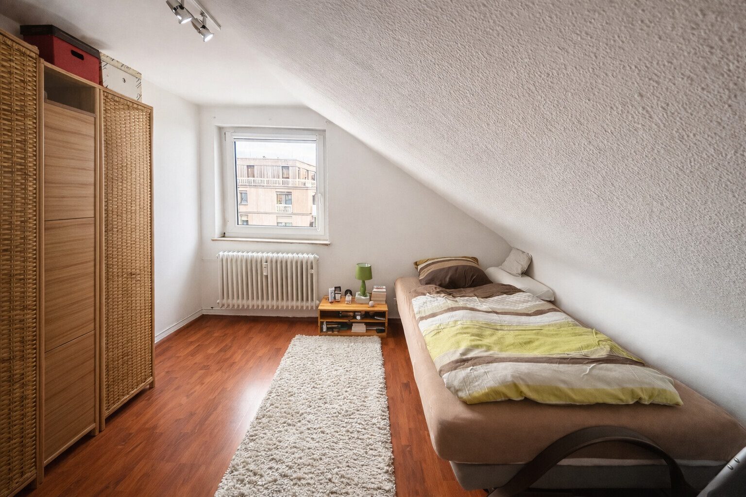 Immobilienangebot - Stuttgart - Alle - Lichtdurchflutete 2-Zimmer-Dachgeschosswohnung mit moderner Raumaufteilung