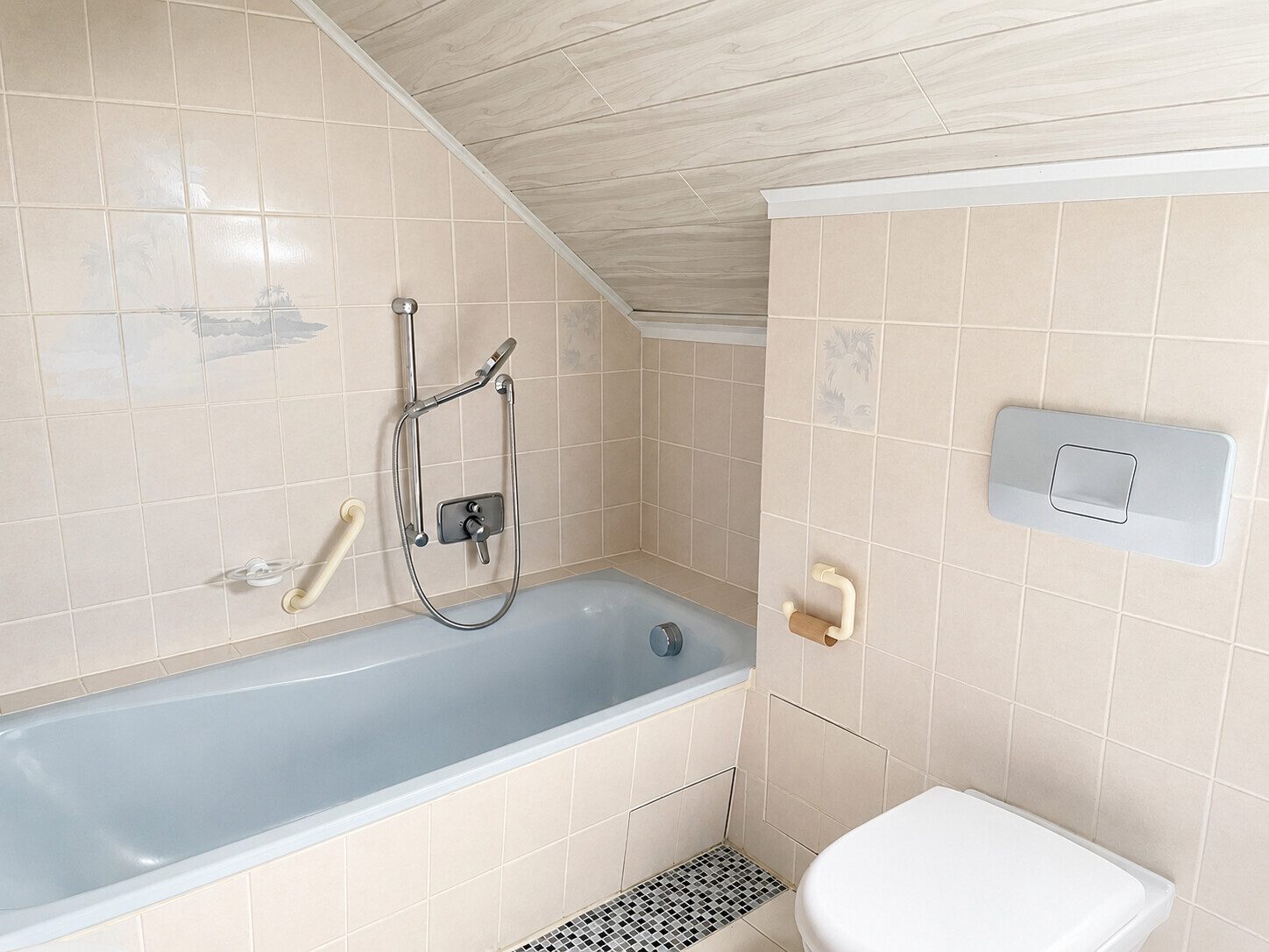 Immobilienangebot - Nidda / Eichelsdorf - Alle - Flexibel nutzbares 1–2-Familienhaus in massiver Bauweise mit Sauna, großem Garten und 2 Terrassen