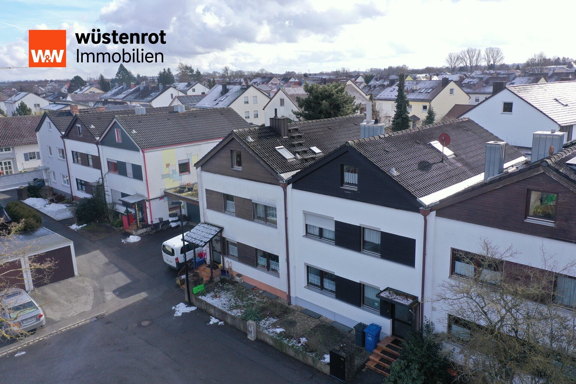 Immobilienangebot - Straubing - Alle - Großzügiges, renovierungsbedürftiges Reiheneckhaus mit Südterrasse und Keller in ruhiger Lage