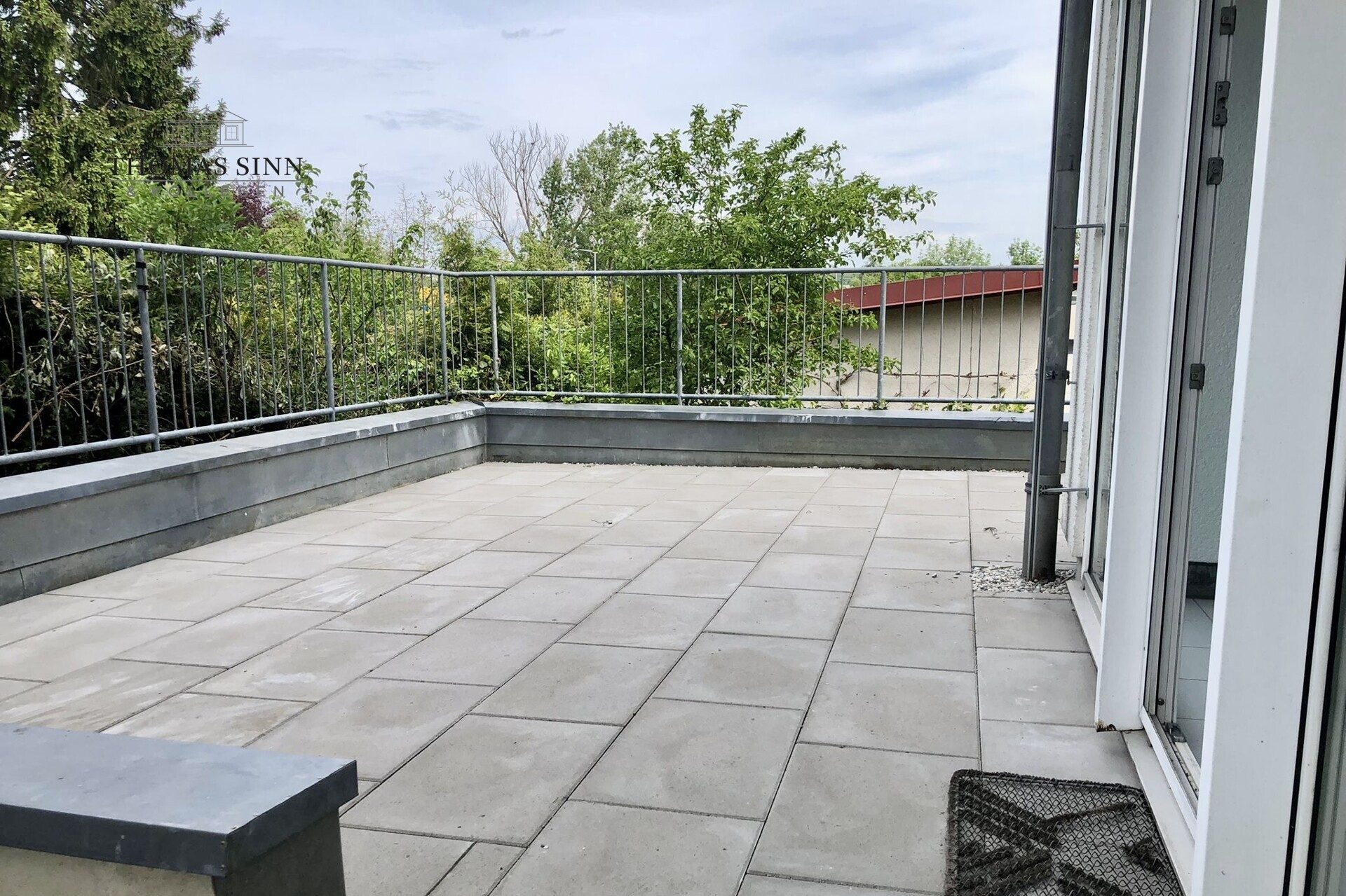 Immobilienangebot - Neuenstadt am Kocher - Alle - Helle 3,5-Zimmer-EG-Wohnung mit Wintergarten / Terrasse / TG- und Außenstellplatz - sofort frei !